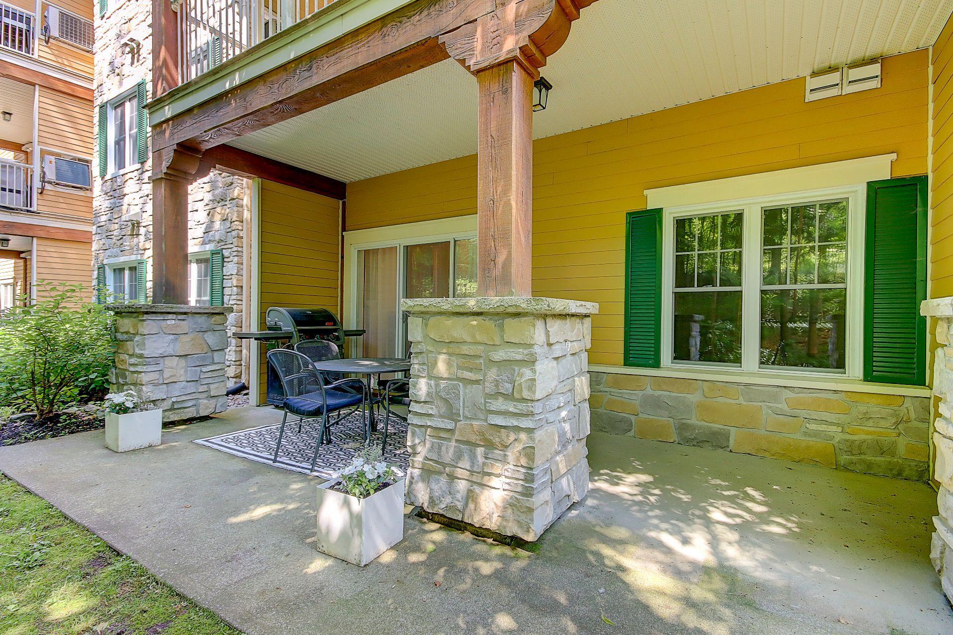 









180


Rue du Cercle-des-Cantons

, 114,
Bromont,




QC
J2L3N2

