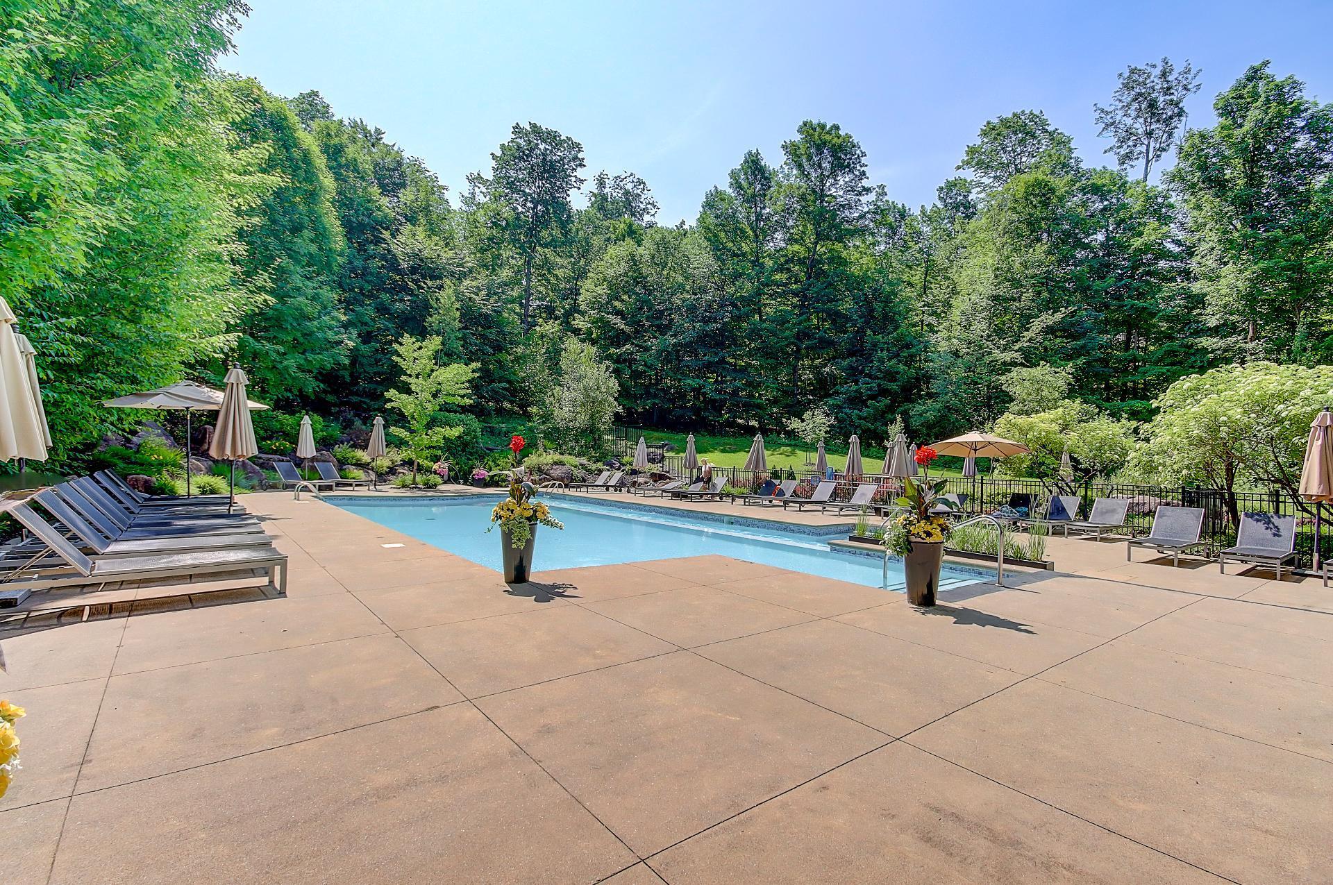 









180


Rue du Cercle-des-Cantons

, 114,
Bromont,




QC
J2L3N2

