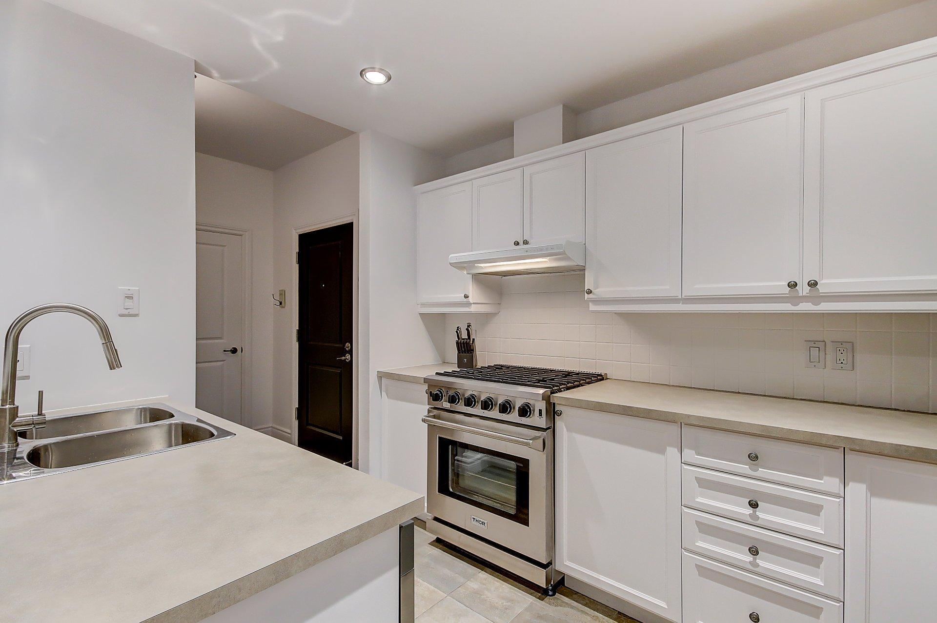 









180


Rue du Cercle-des-Cantons

, 114,
Bromont,




QC
J2L3N2

