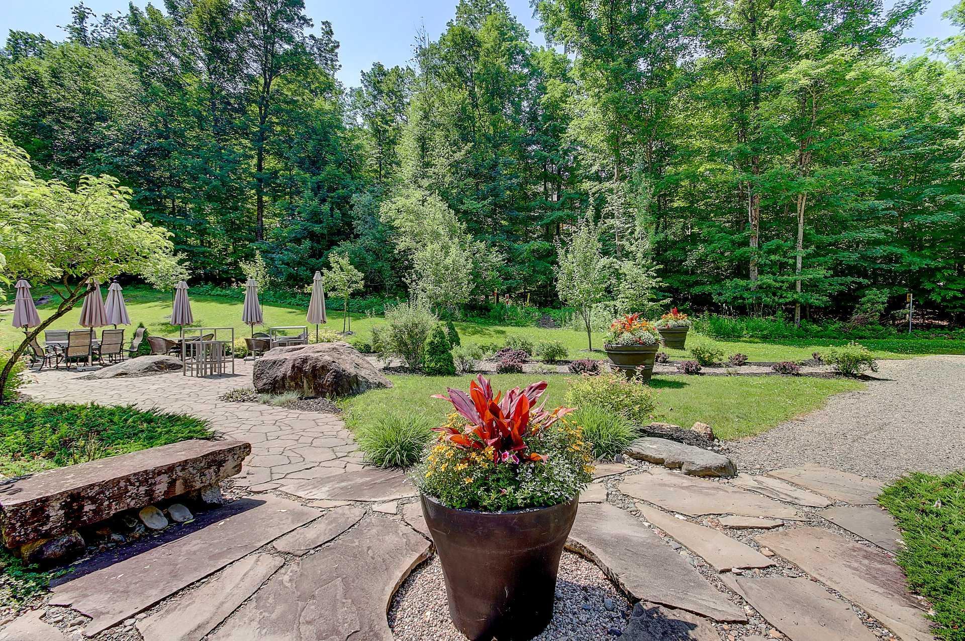 









180


Rue du Cercle-des-Cantons

, 114,
Bromont,




QC
J2L3N2

