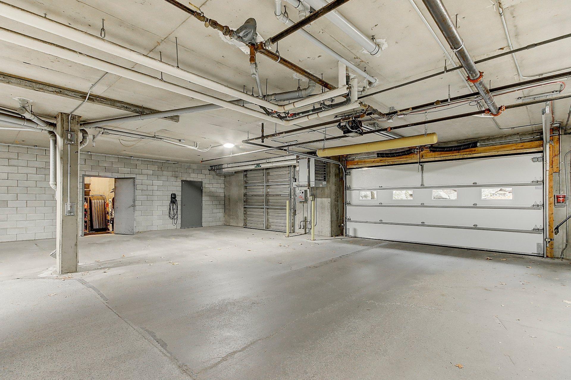 









180


Rue du Cercle-des-Cantons

, 114,
Bromont,




QC
J2L3N2

