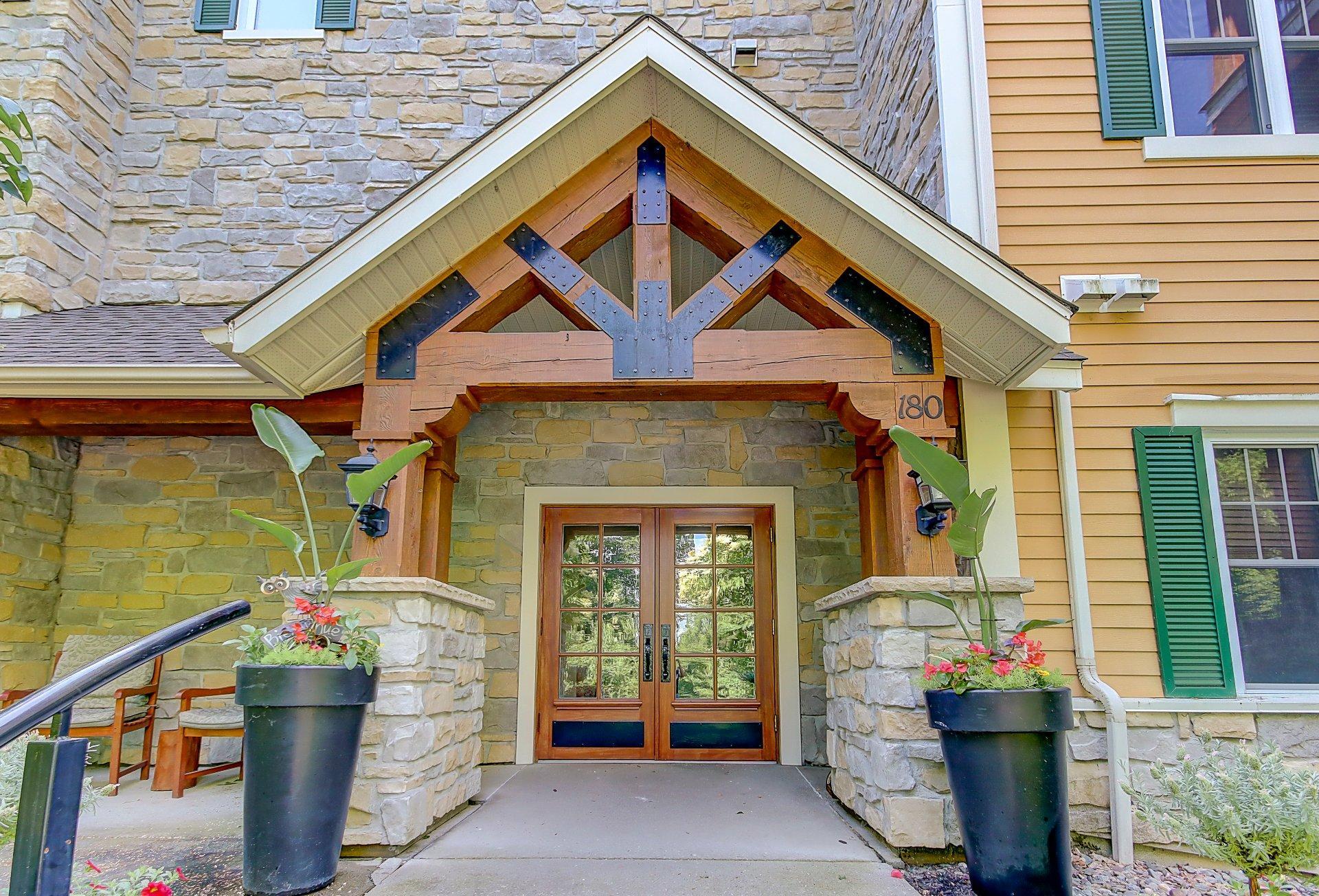 









180


Rue du Cercle-des-Cantons

, 114,
Bromont,




QC
J2L3N2

