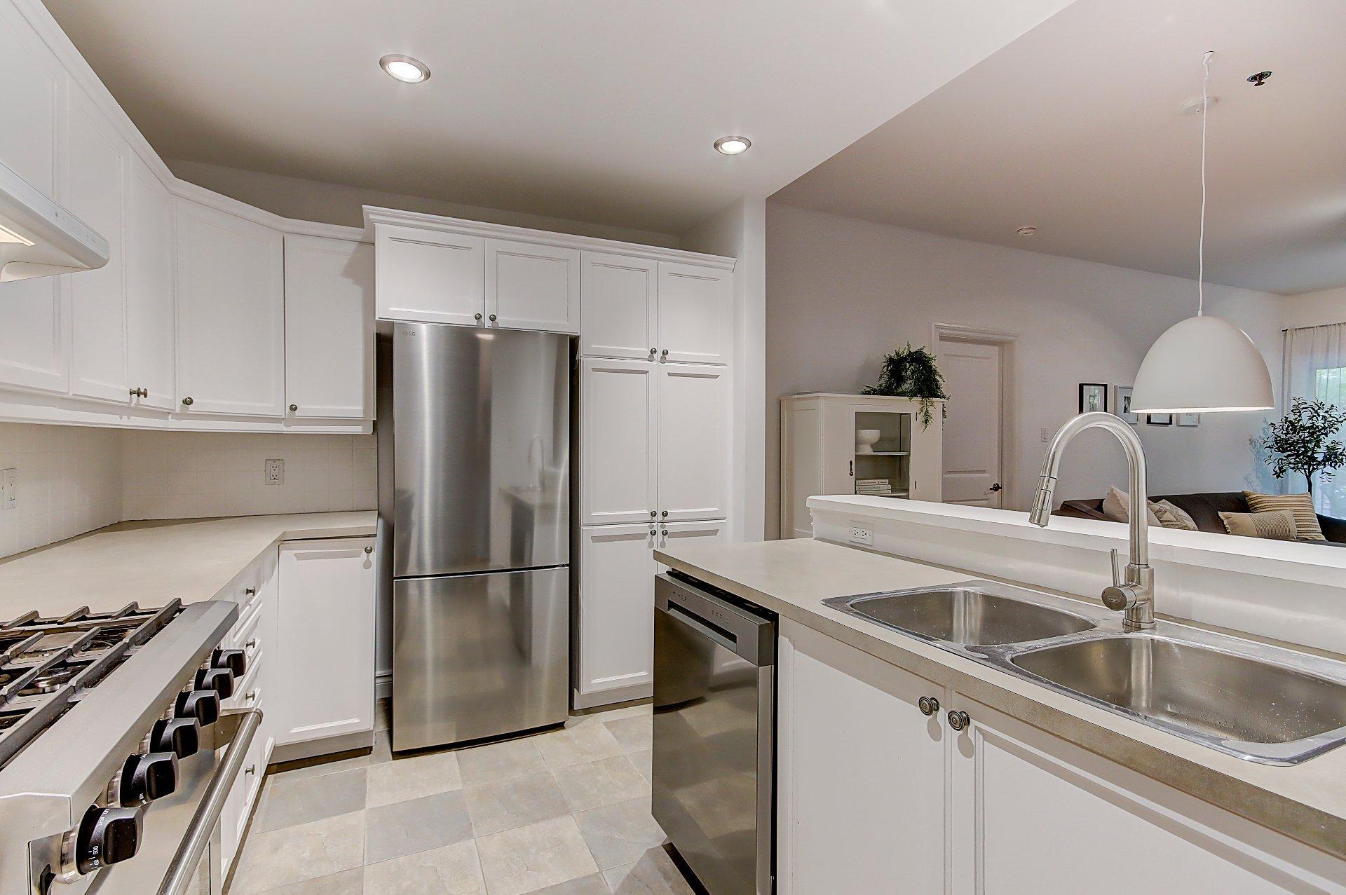 









180


Rue du Cercle-des-Cantons

, 114,
Bromont,




QC
J2L3N2

