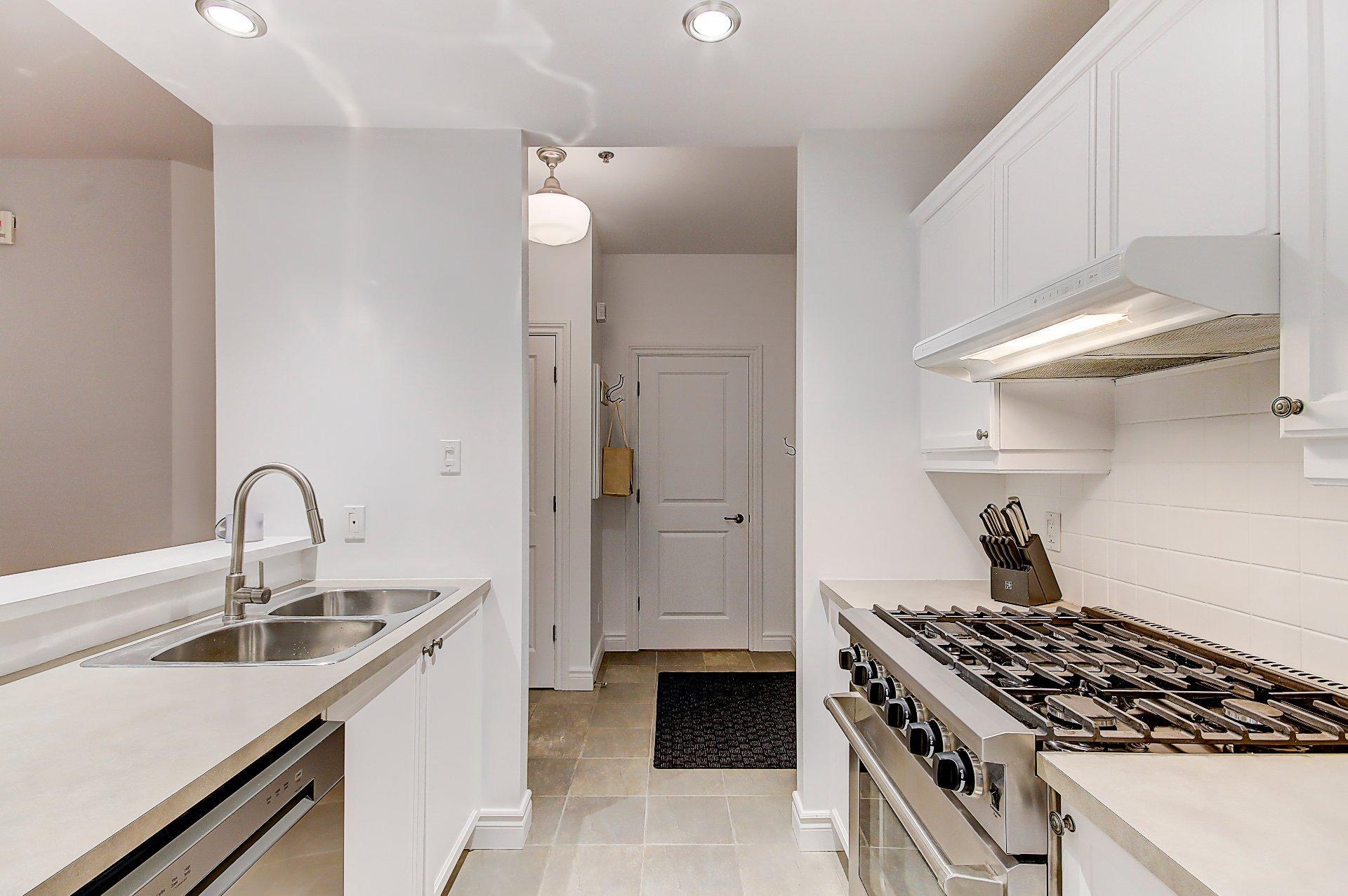 









180


Rue du Cercle-des-Cantons

, 114,
Bromont,




QC
J2L3N2

