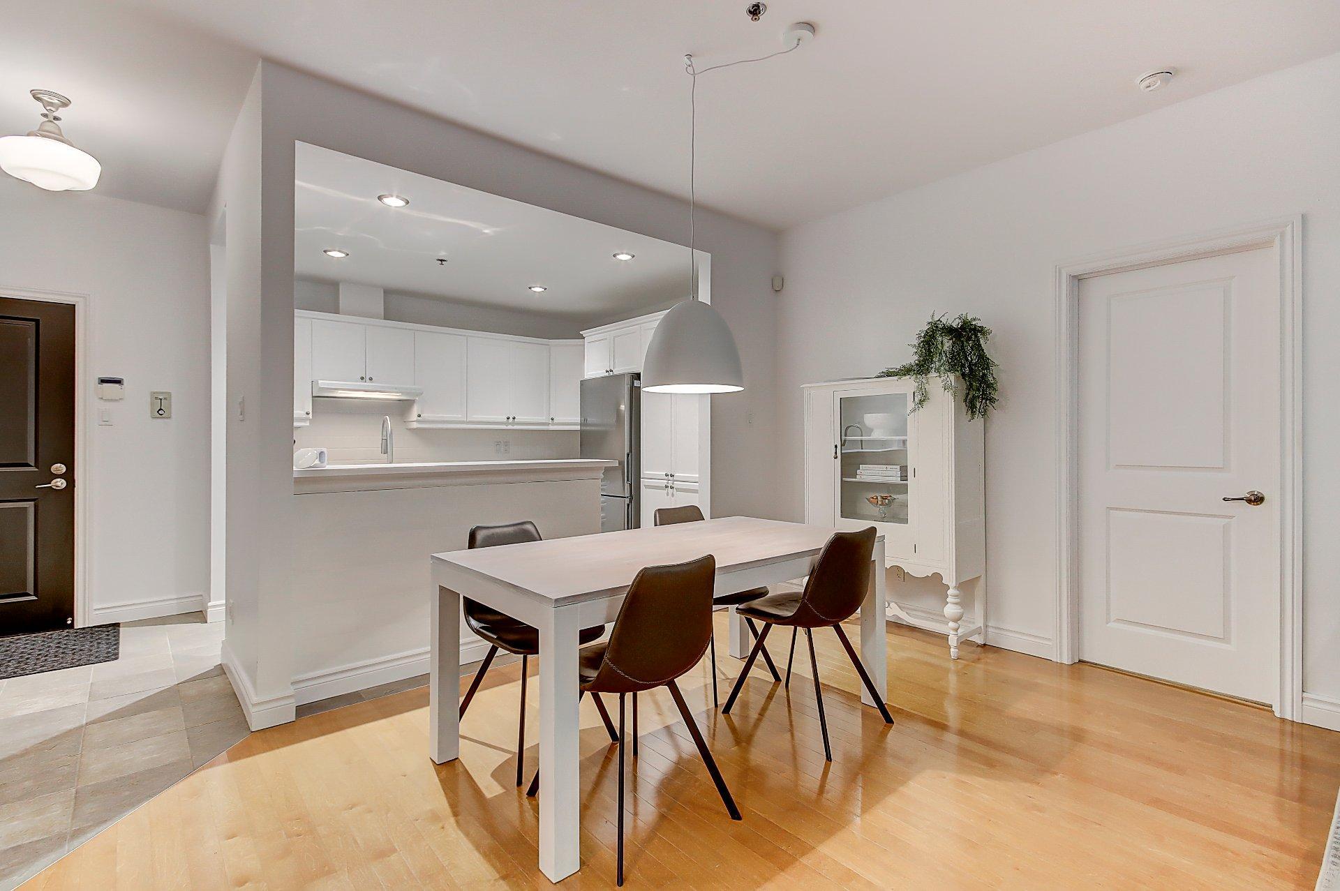 









180


Rue du Cercle-des-Cantons

, 114,
Bromont,




QC
J2L3N2

