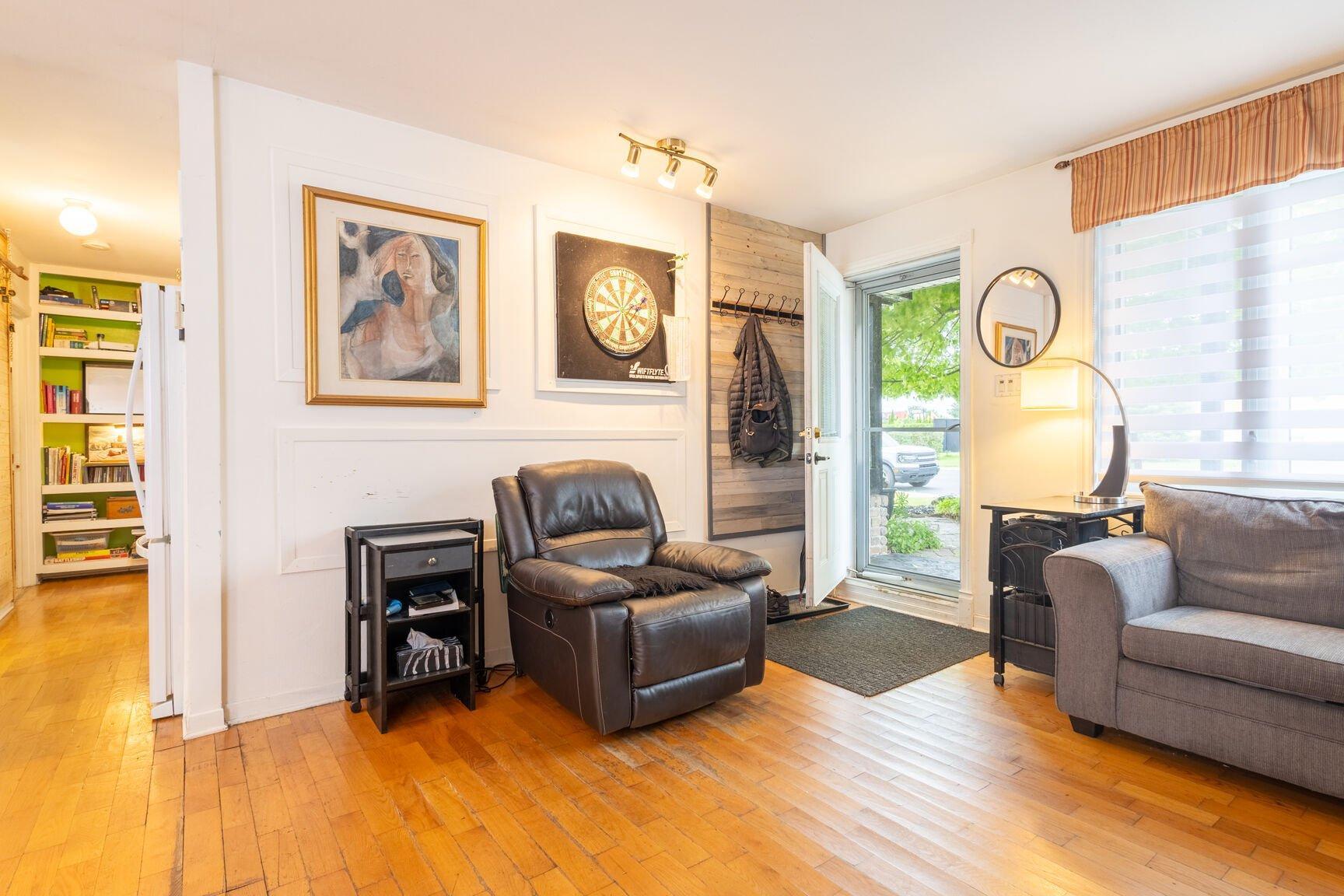 









5445


Rue Hubert-Guertin

,
Longueuil (Saint-Hubert),




QC
J3Y2J7

