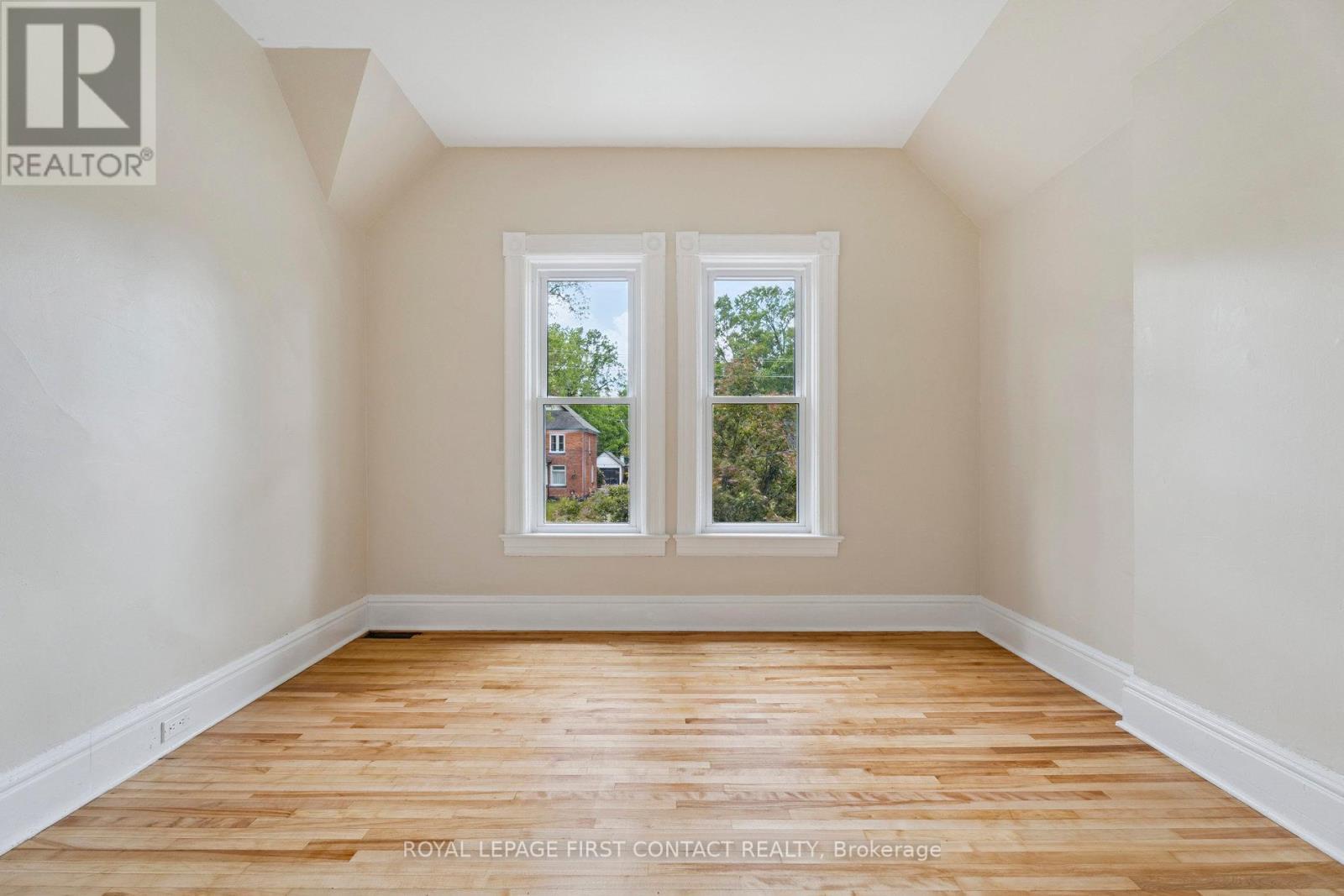 












55 BURTON AVENUE

,
Barrie,




Ontario
L4N2R5

