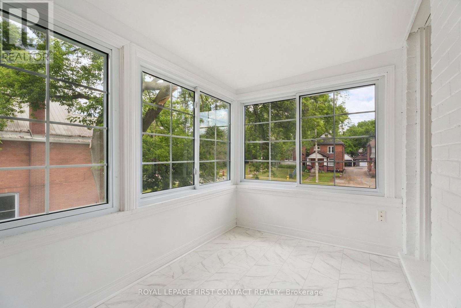 












55 BURTON AVENUE

,
Barrie,




Ontario
L4N2R5

