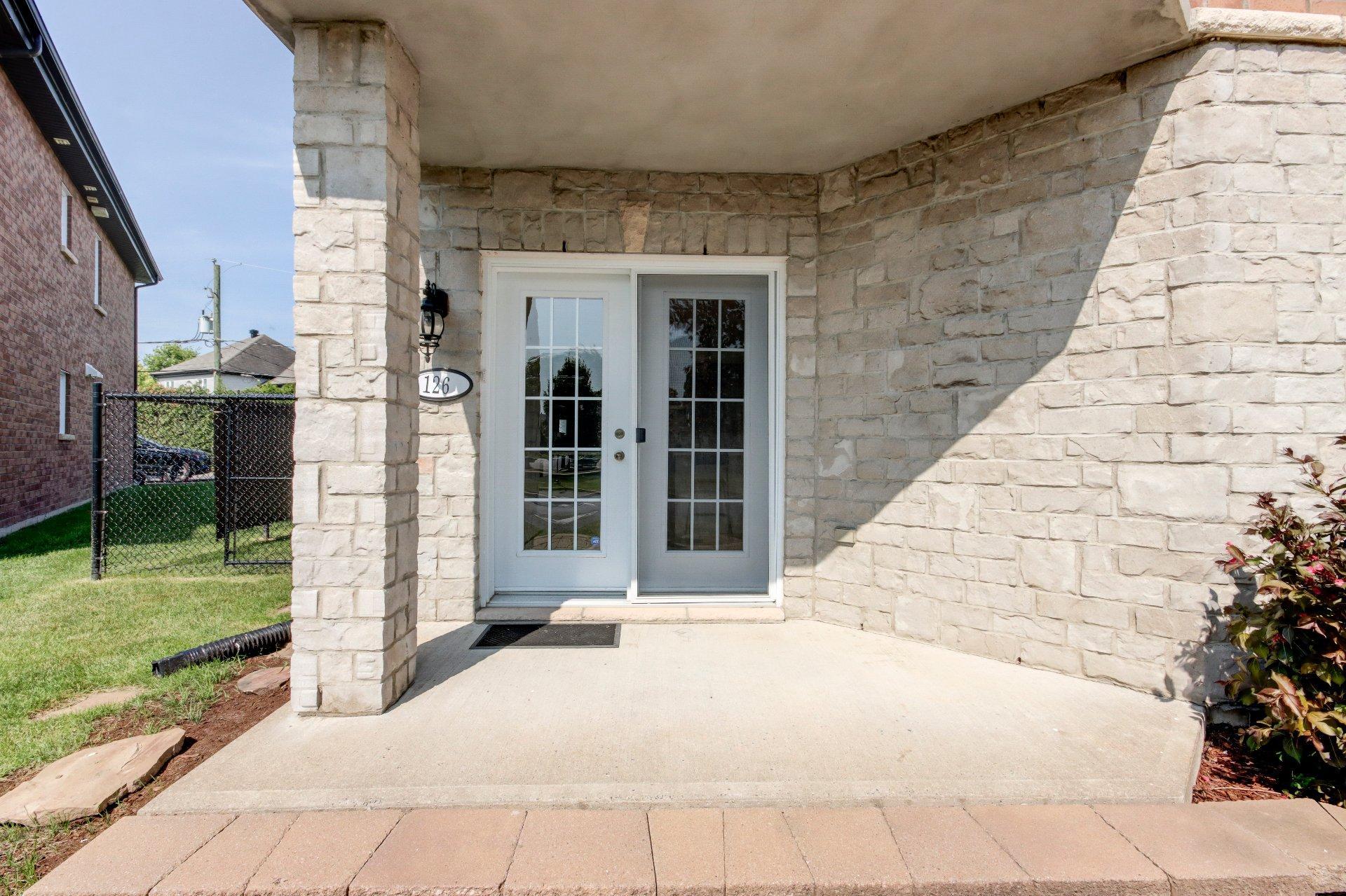 









126


Rue Robert-Jones

,
Saint-Jean-sur-Richelieu,




QC
J2W1N4

