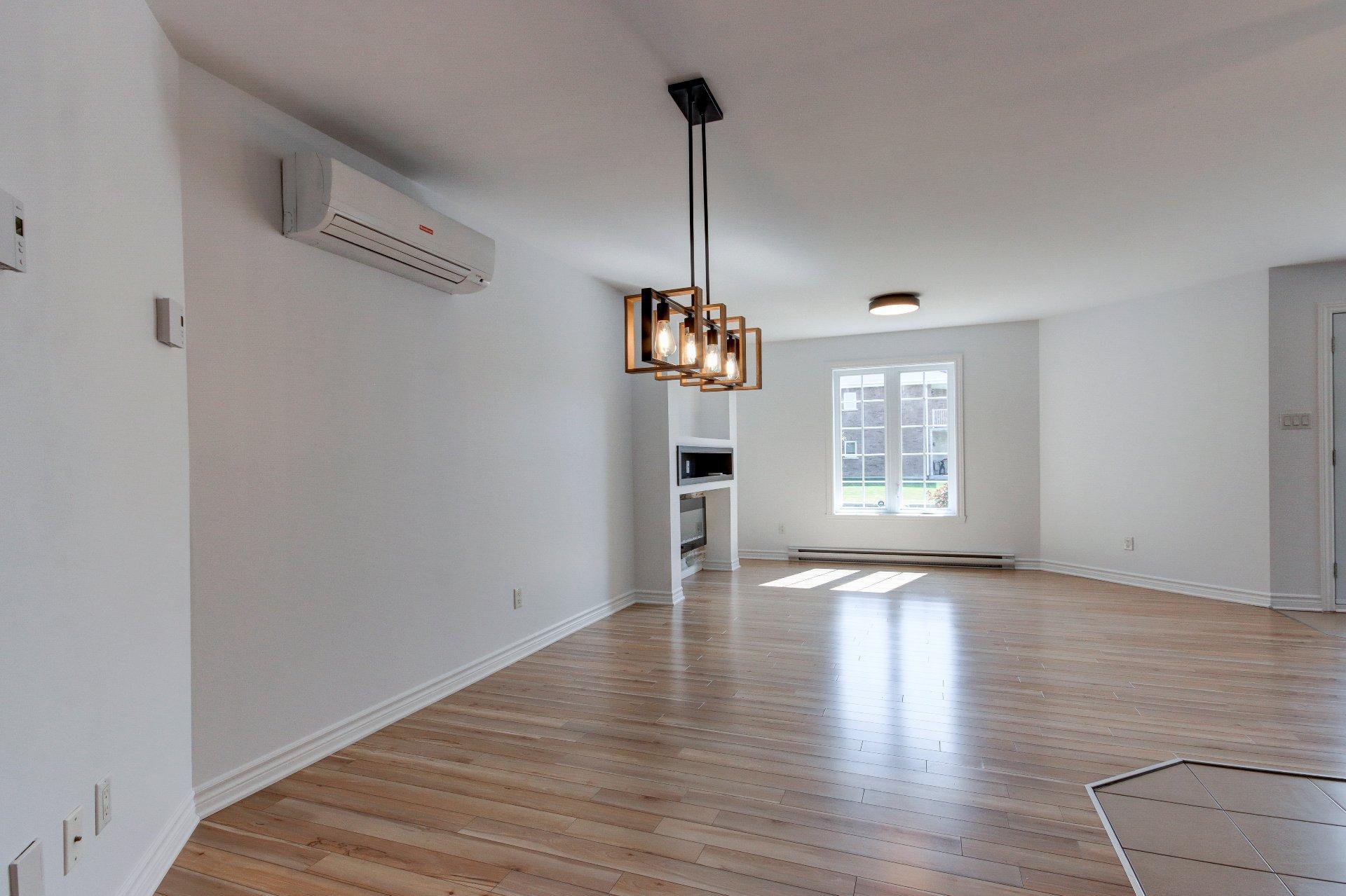 









126


Rue Robert-Jones

,
Saint-Jean-sur-Richelieu,




QC
J2W1N4

