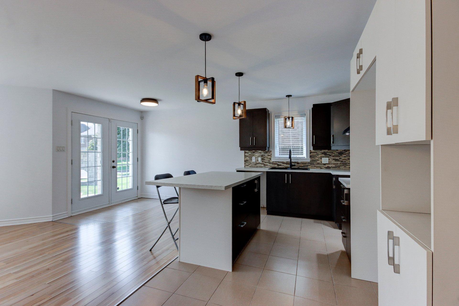 









126


Rue Robert-Jones

,
Saint-Jean-sur-Richelieu,




QC
J2W1N4

