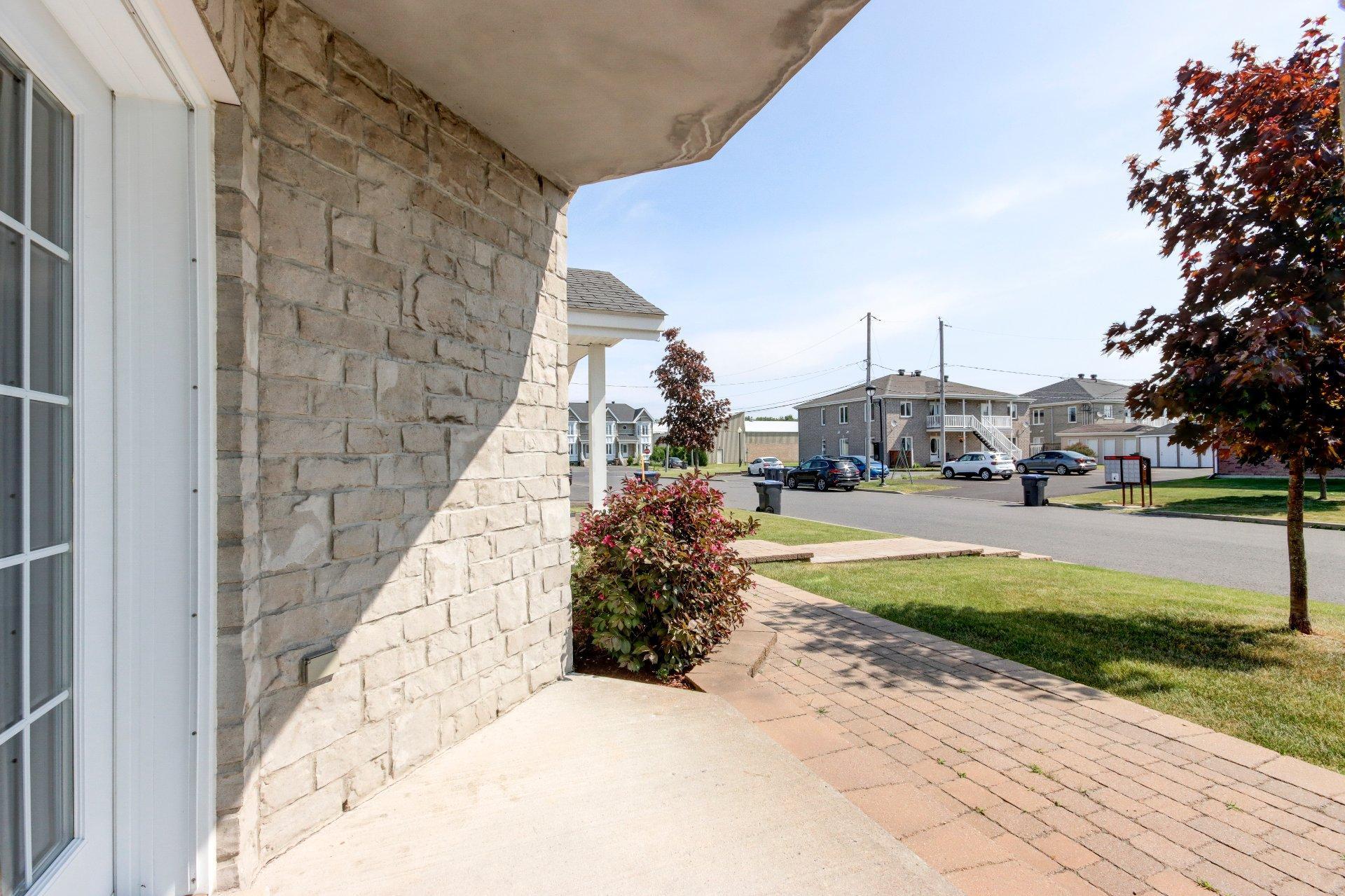 









126


Rue Robert-Jones

,
Saint-Jean-sur-Richelieu,




QC
J2W1N4

