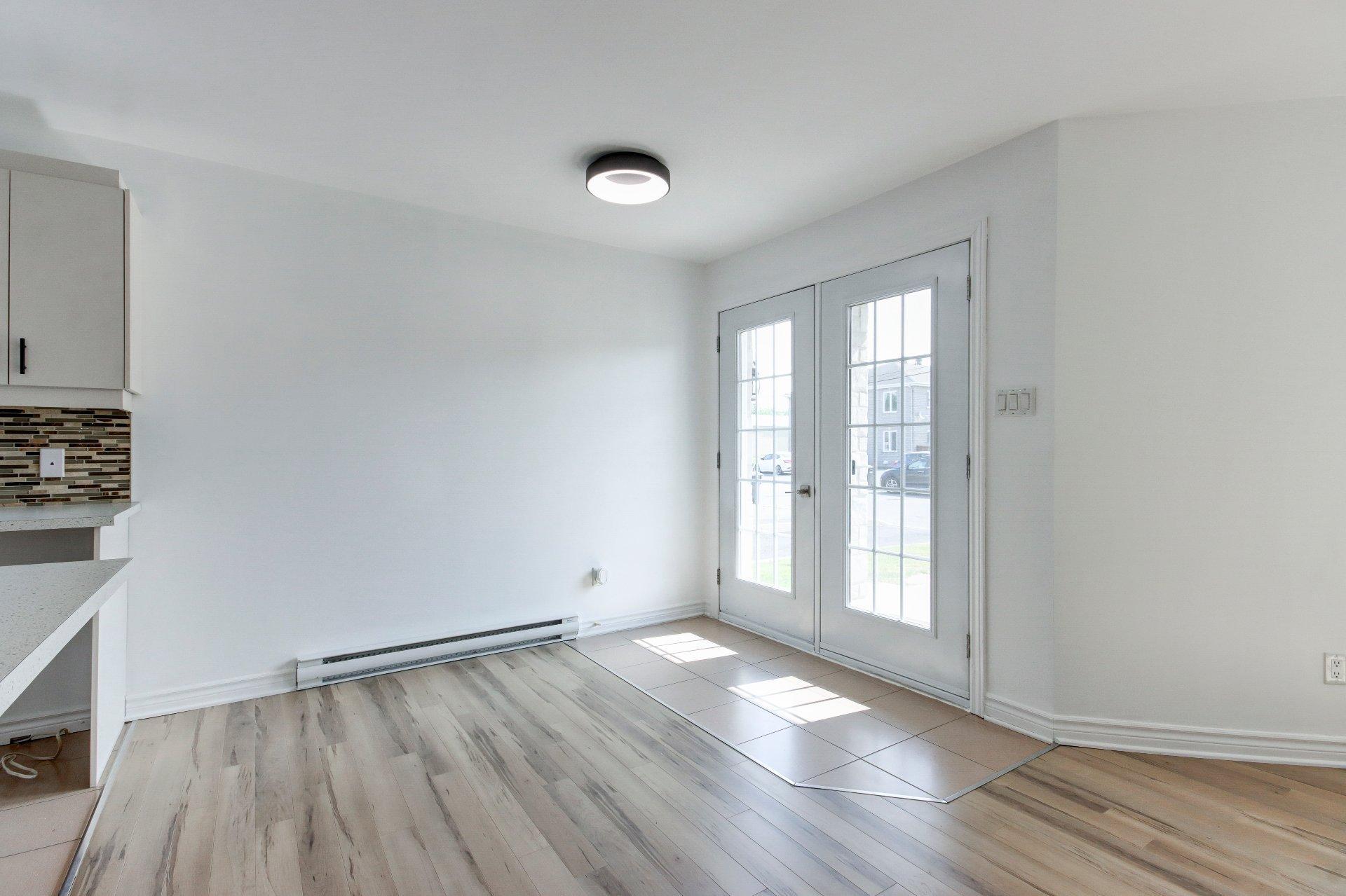 









120


Rue Robert-Jones

,
Saint-Jean-sur-Richelieu,




QC
J2X0E2

