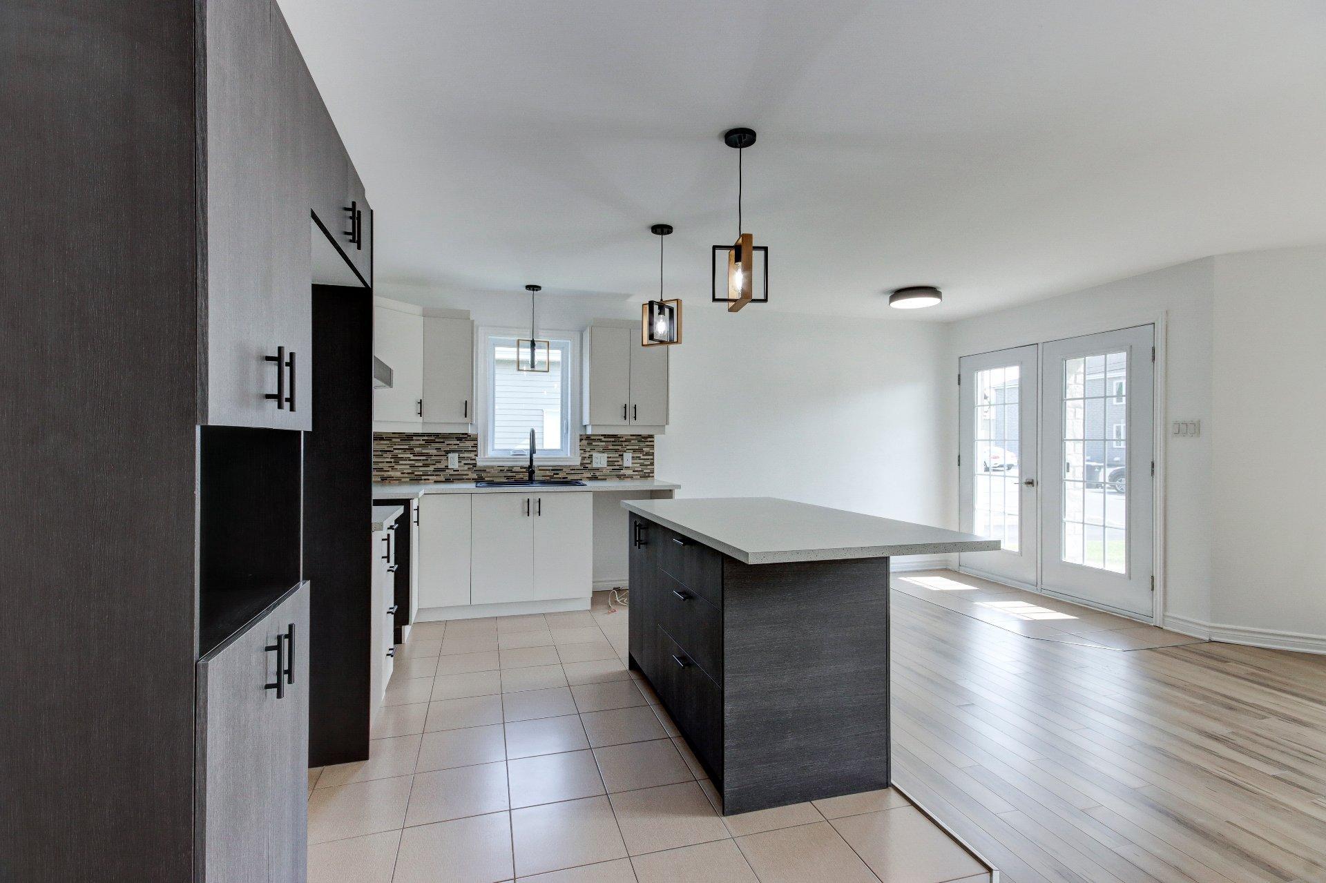 









120


Rue Robert-Jones

,
Saint-Jean-sur-Richelieu,




QC
J2X0E2

