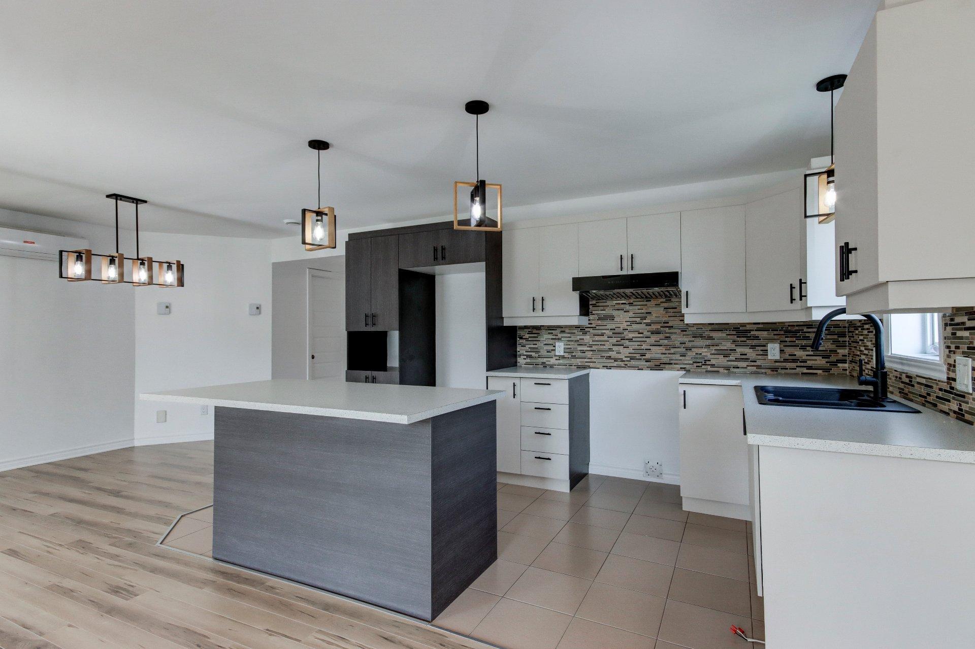 









120


Rue Robert-Jones

,
Saint-Jean-sur-Richelieu,




QC
J2X0E2

