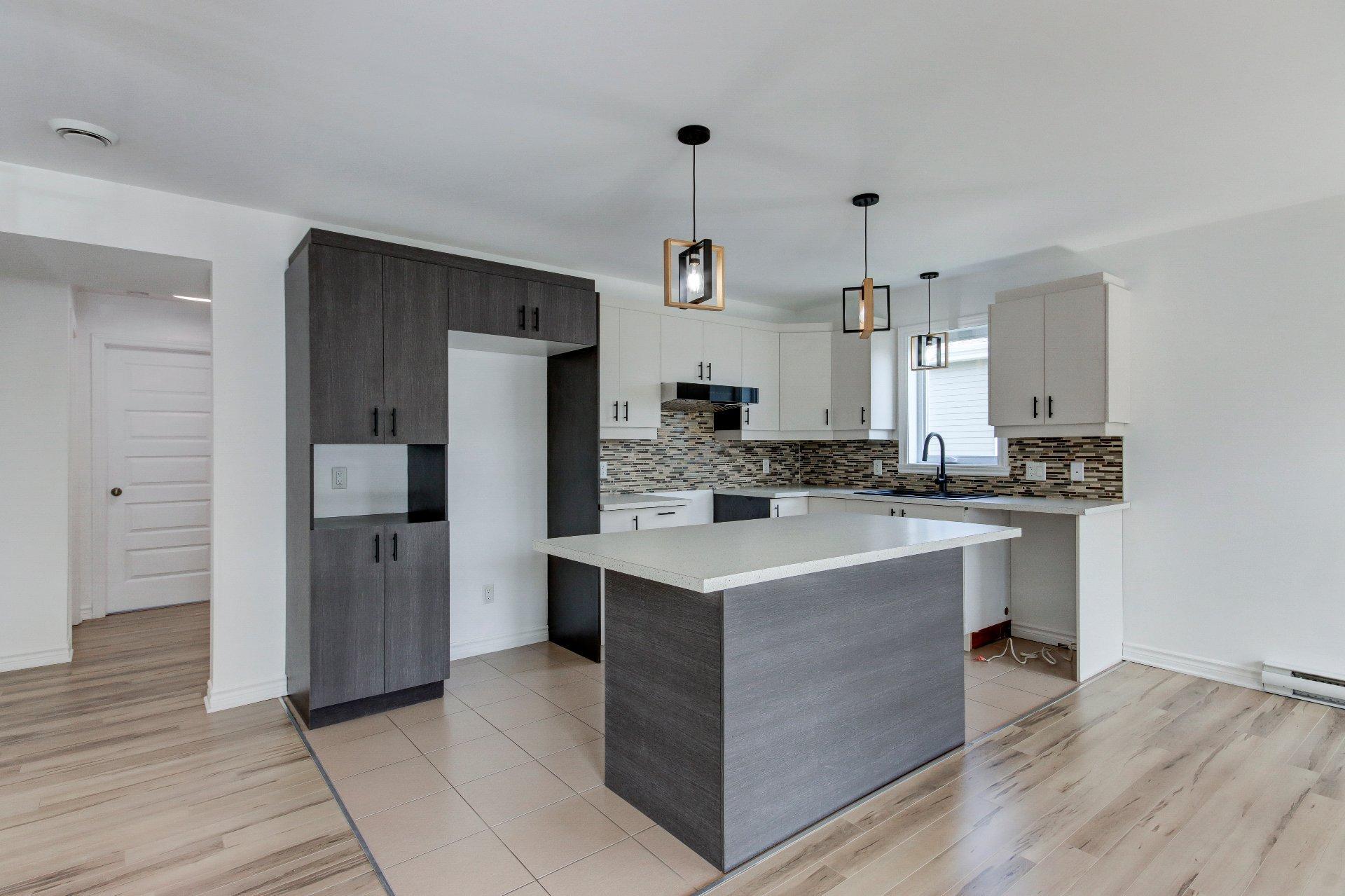 









120


Rue Robert-Jones

,
Saint-Jean-sur-Richelieu,




QC
J2X0E2

