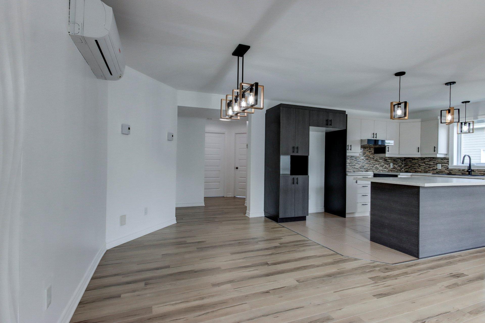 









120


Rue Robert-Jones

,
Saint-Jean-sur-Richelieu,




QC
J2X0E2

