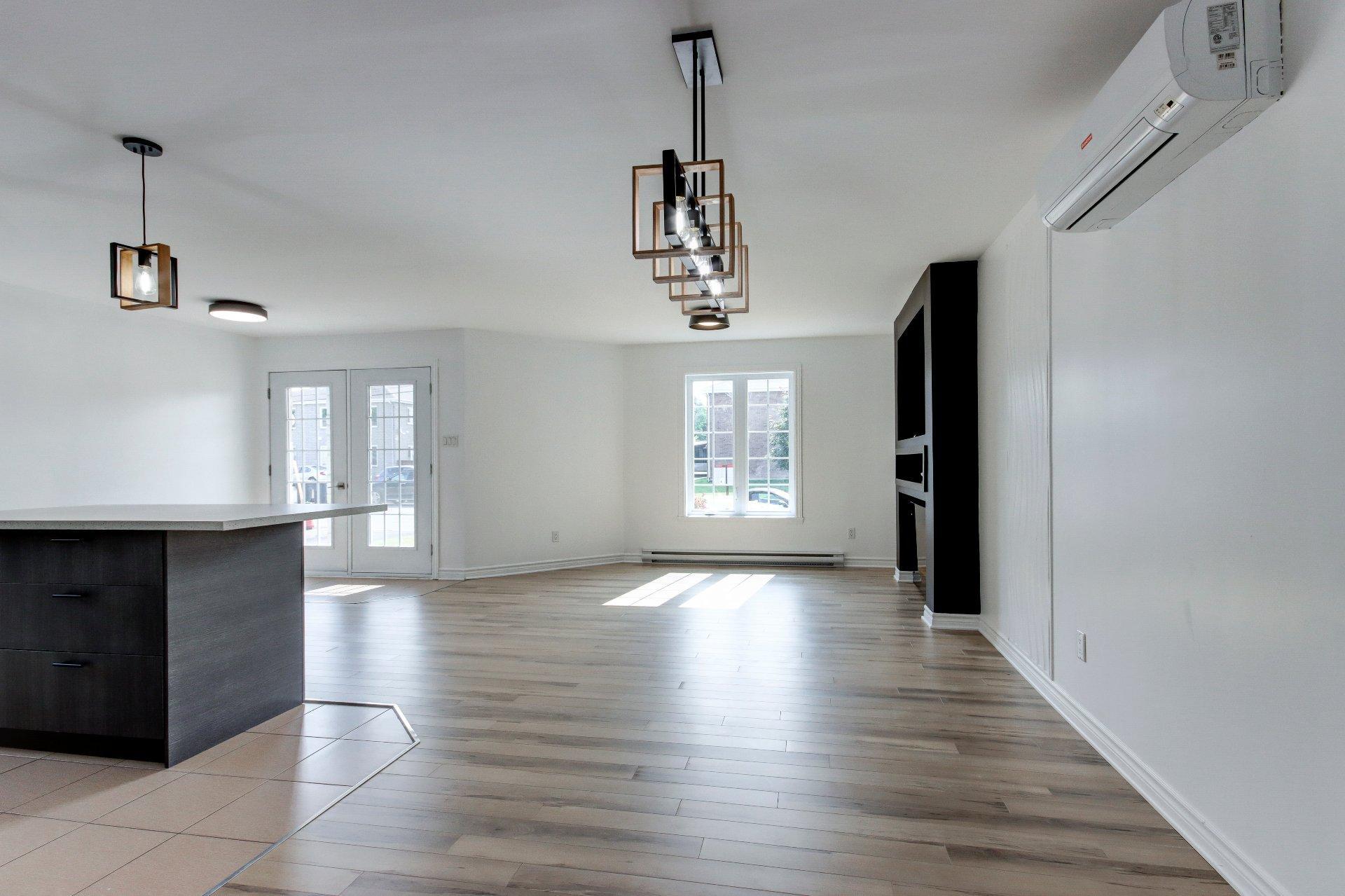 









120


Rue Robert-Jones

,
Saint-Jean-sur-Richelieu,




QC
J2X0E2

