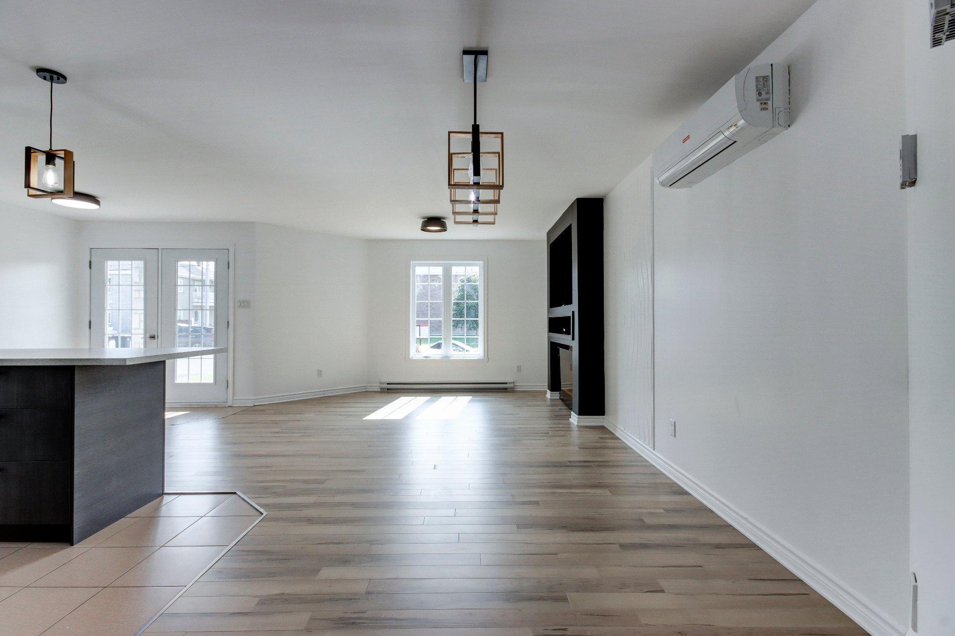









120


Rue Robert-Jones

,
Saint-Jean-sur-Richelieu,




QC
J2X0E2

