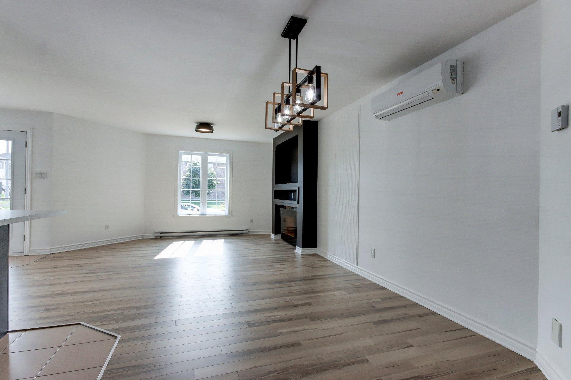 









120


Rue Robert-Jones

,
Saint-Jean-sur-Richelieu,




QC
J2X0E2

