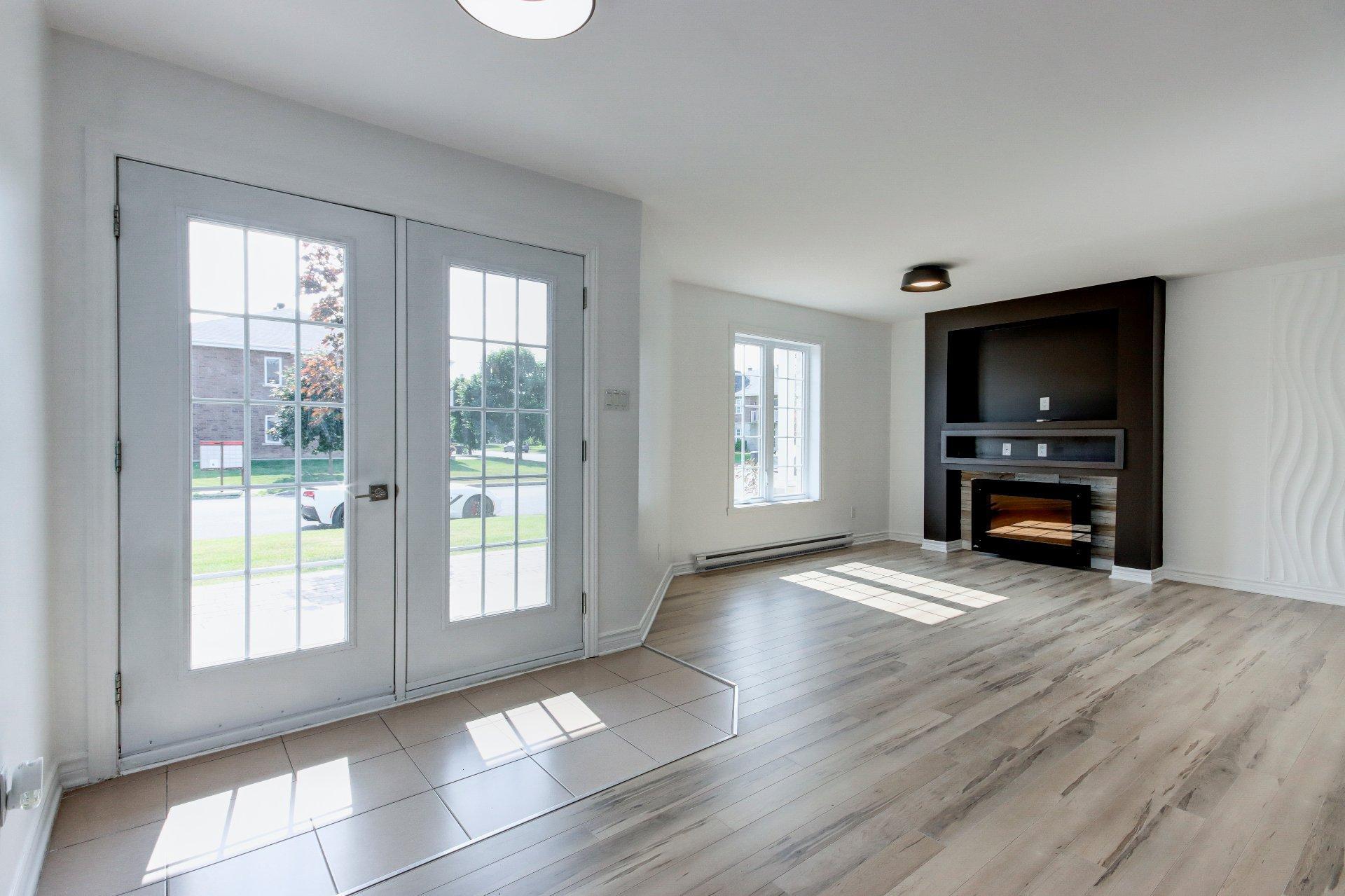 









120


Rue Robert-Jones

,
Saint-Jean-sur-Richelieu,




QC
J2X0E2

