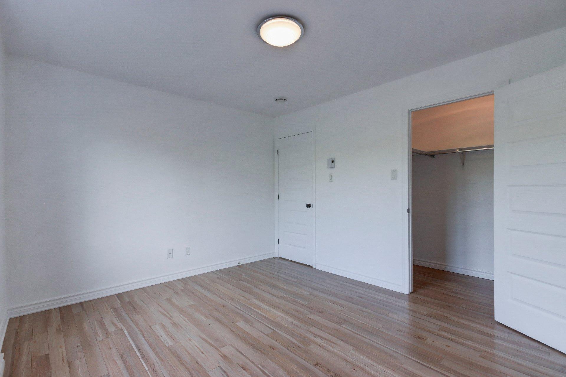 









120


Rue Robert-Jones

,
Saint-Jean-sur-Richelieu,




QC
J2X0E2

