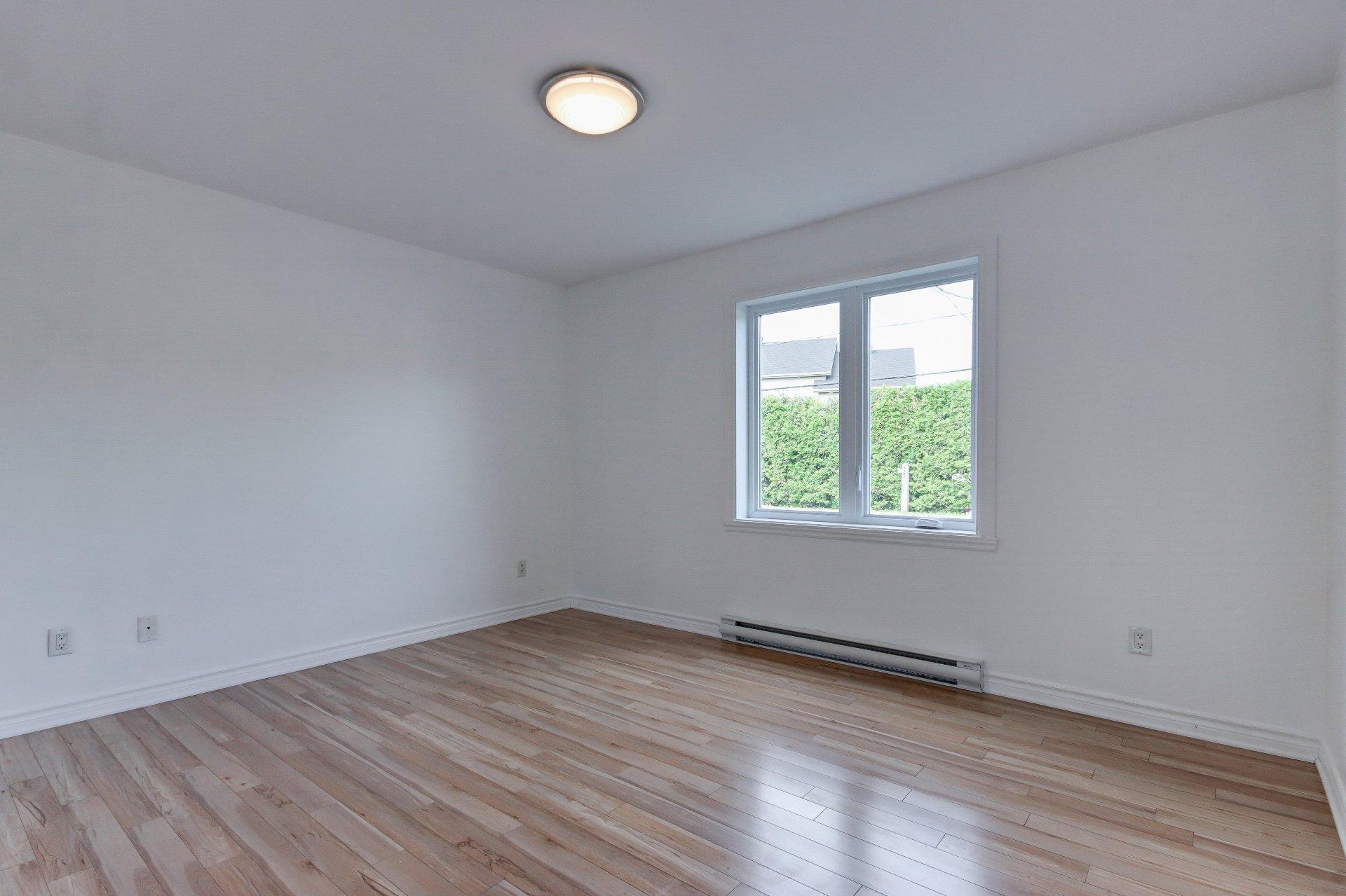 









120


Rue Robert-Jones

,
Saint-Jean-sur-Richelieu,




QC
J2X0E2

