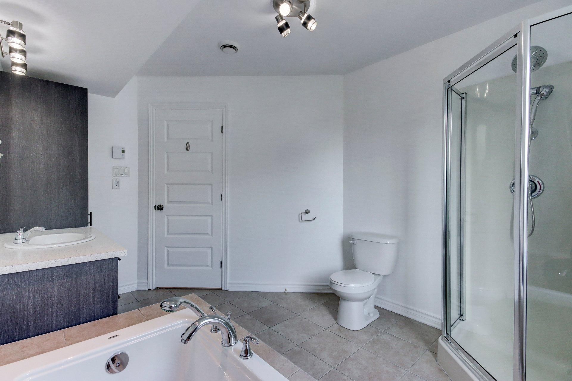 









120


Rue Robert-Jones

,
Saint-Jean-sur-Richelieu,




QC
J2X0E2


