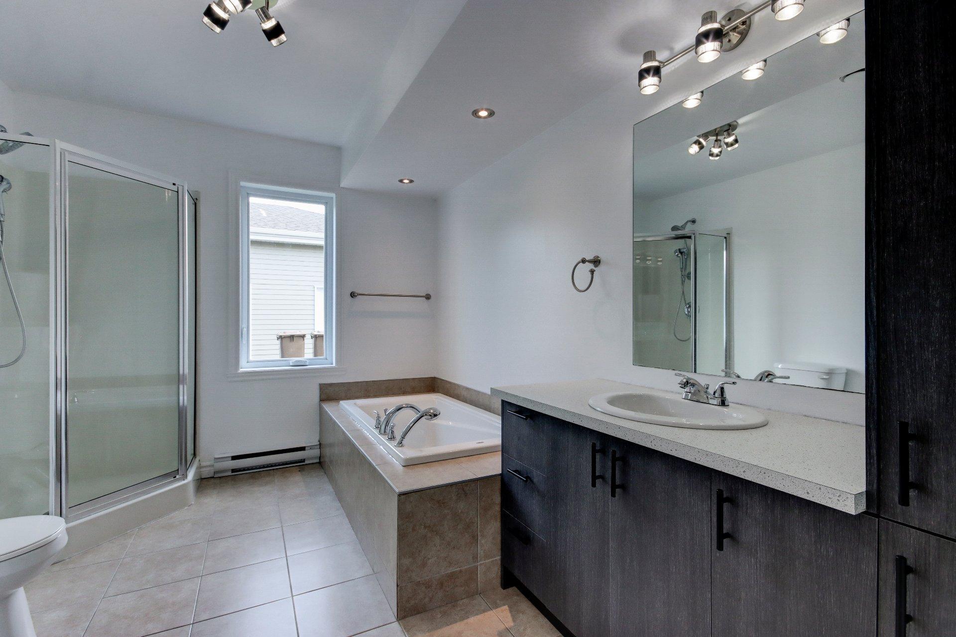 









120


Rue Robert-Jones

,
Saint-Jean-sur-Richelieu,




QC
J2X0E2

