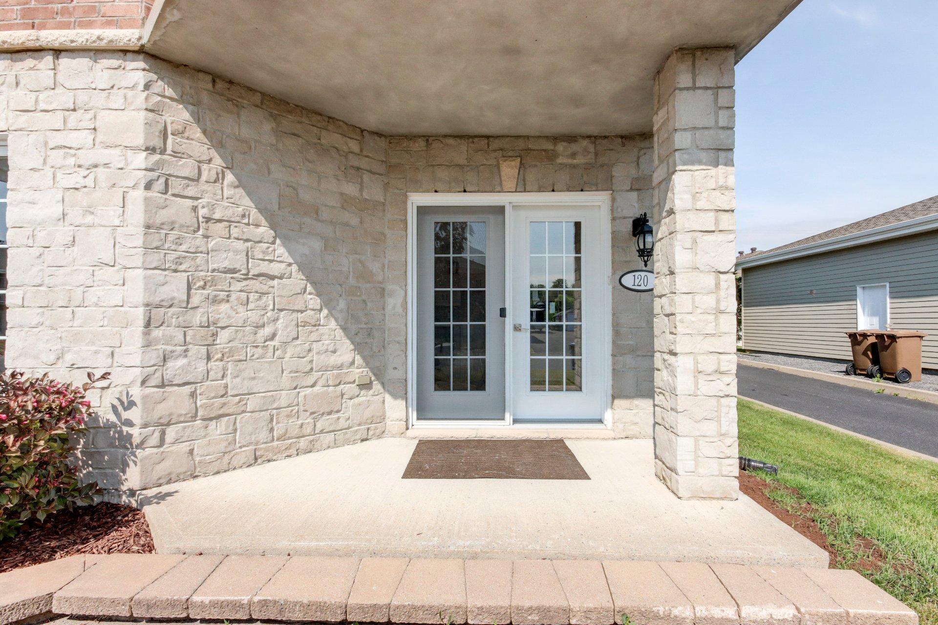 









120


Rue Robert-Jones

,
Saint-Jean-sur-Richelieu,




QC
J2X0E2

