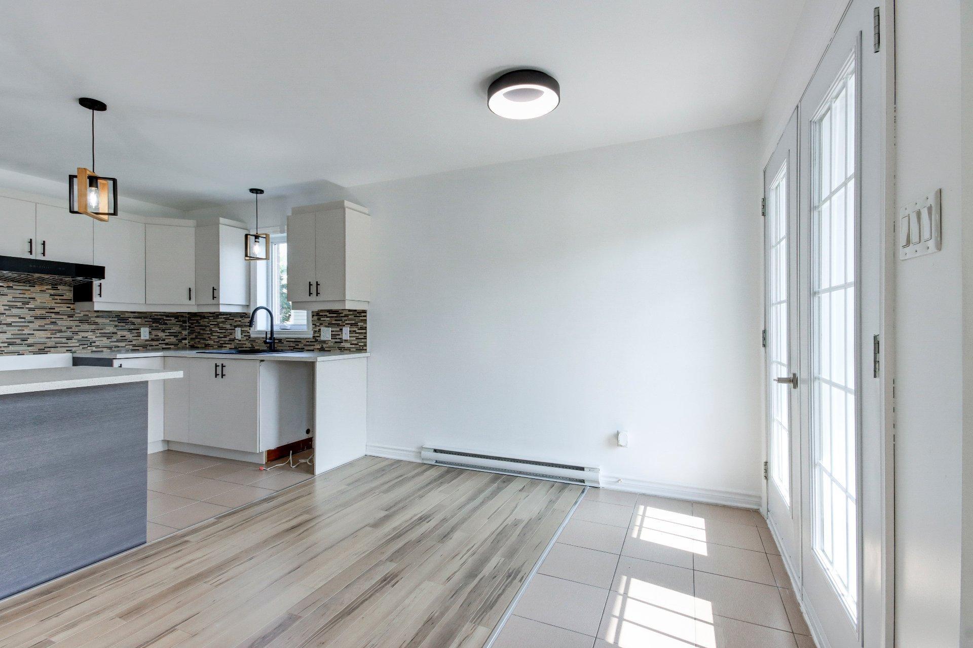 









120


Rue Robert-Jones

,
Saint-Jean-sur-Richelieu,




QC
J2X0E2

