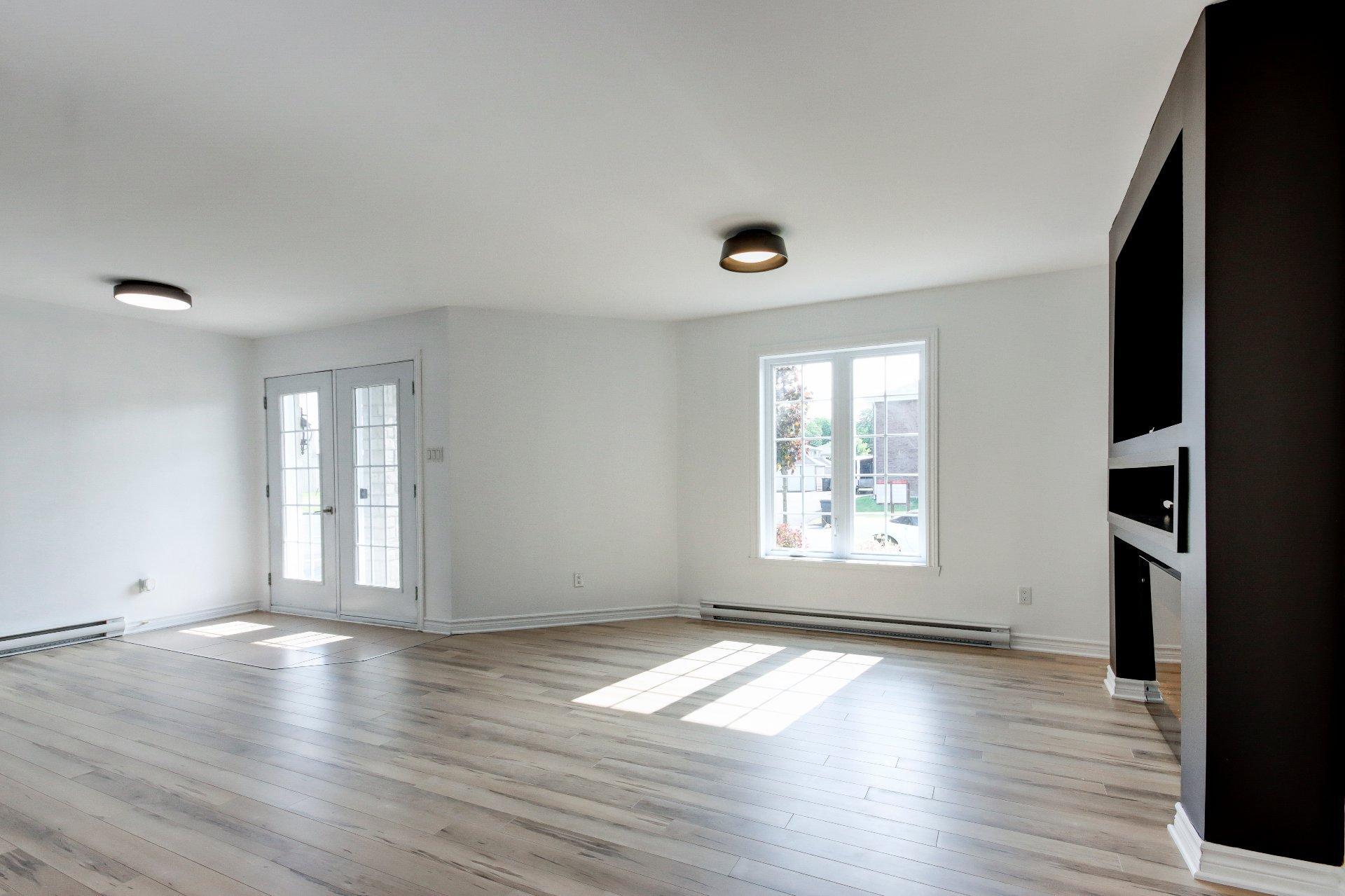 









120


Rue Robert-Jones

,
Saint-Jean-sur-Richelieu,




QC
J2X0E2

