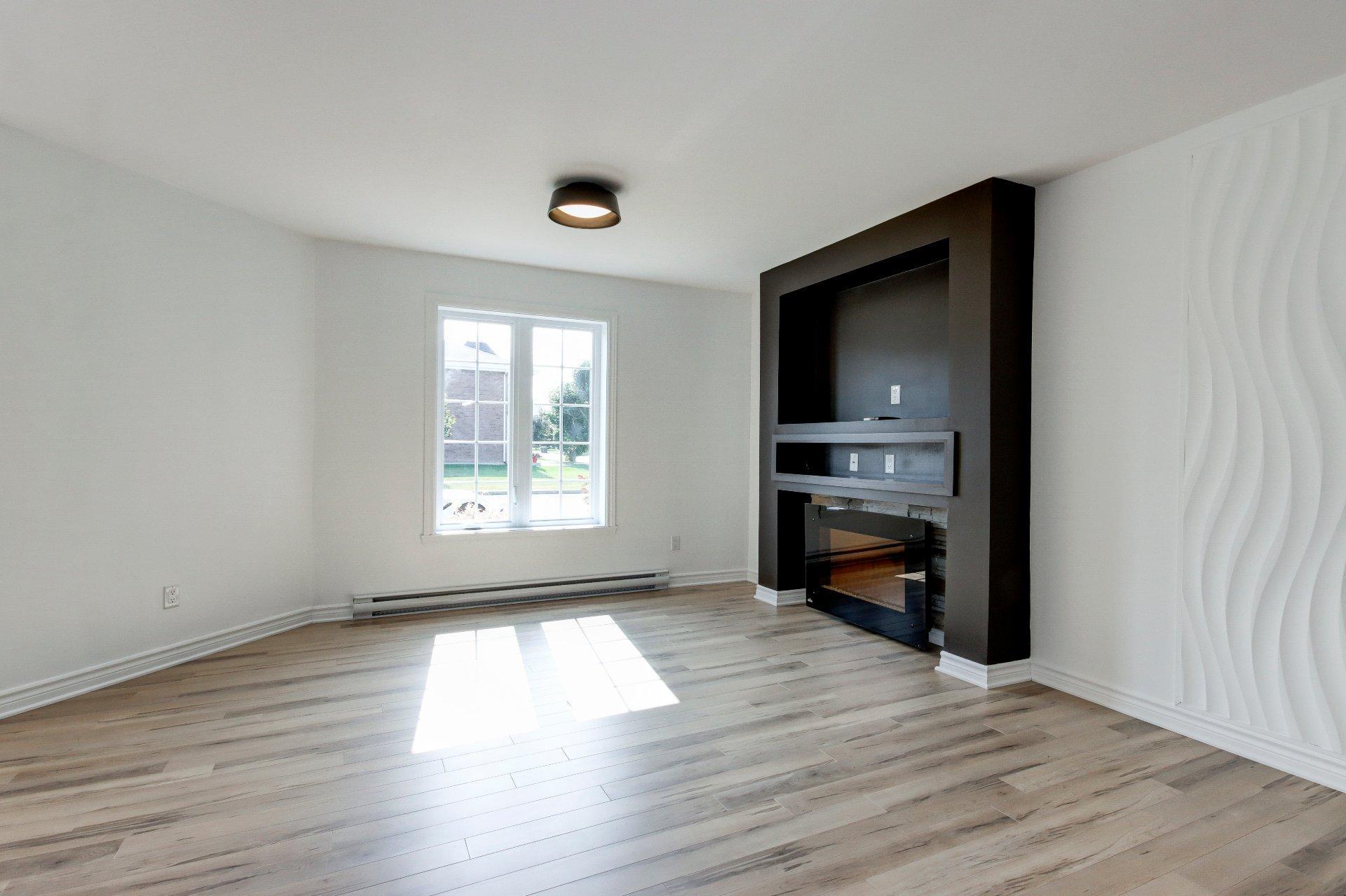 









120


Rue Robert-Jones

,
Saint-Jean-sur-Richelieu,




QC
J2X0E2


