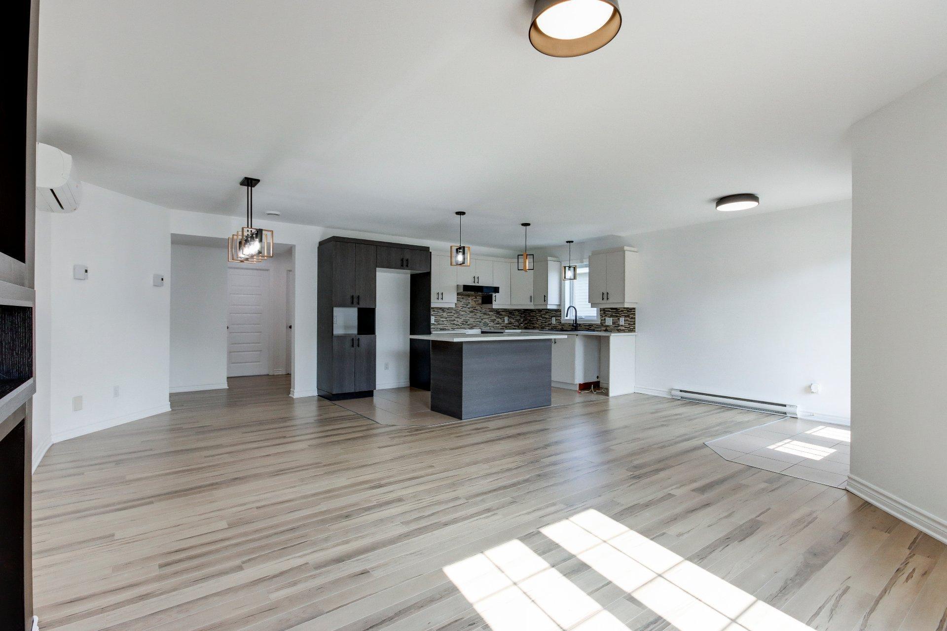 









120


Rue Robert-Jones

,
Saint-Jean-sur-Richelieu,




QC
J2X0E2

