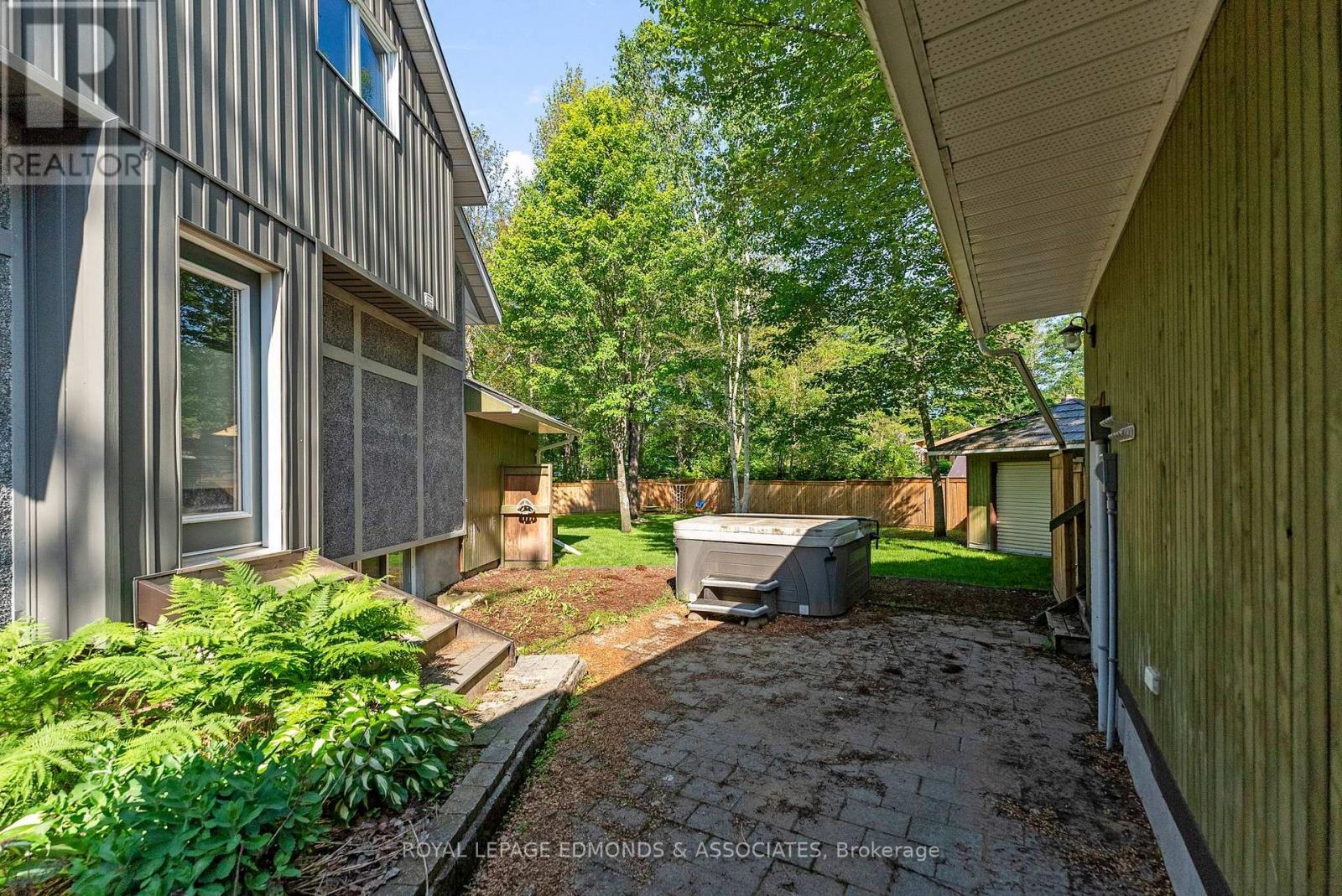 












12 SELLEY STREET

,
Petawawa,




Ontario
K8H3H1

