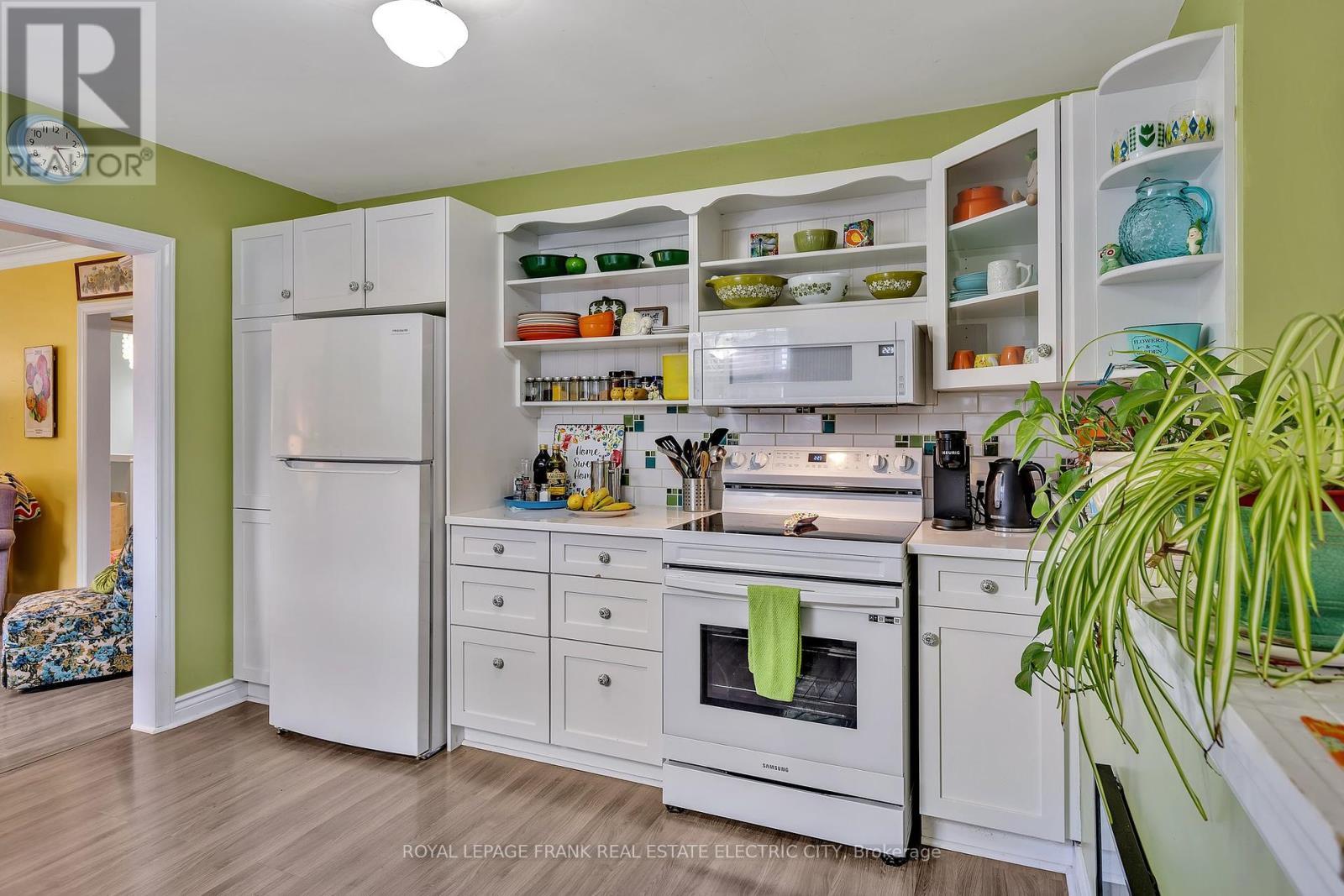 












179 ABERDEEN AVENUE

,
Peterborough North (South),




Ontario
K9H4W7

