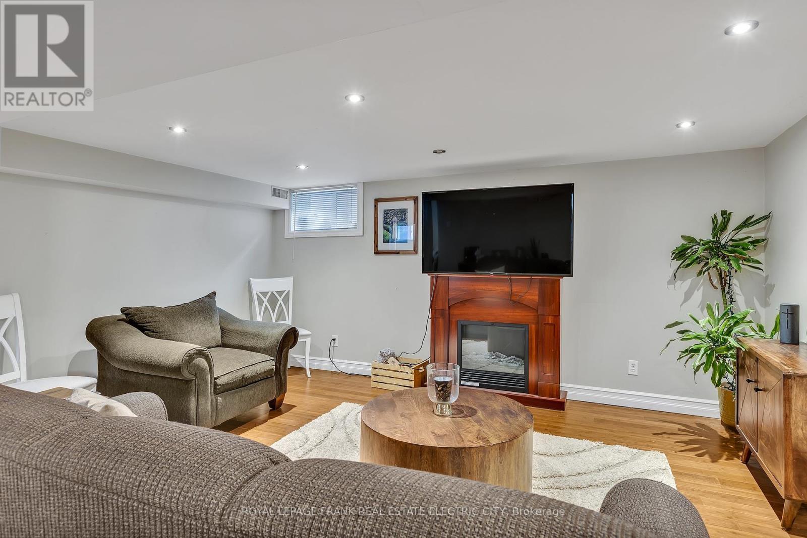 












179 ABERDEEN AVENUE

,
Peterborough North (South),




Ontario
K9H4W7


