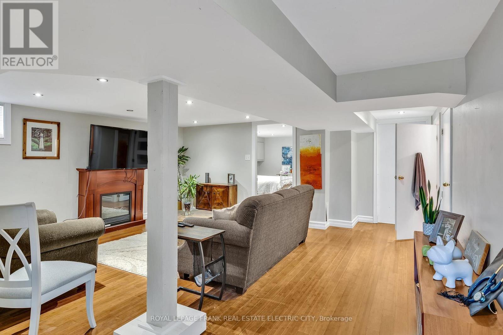 












179 ABERDEEN AVENUE

,
Peterborough North (South),




Ontario
K9H4W7

