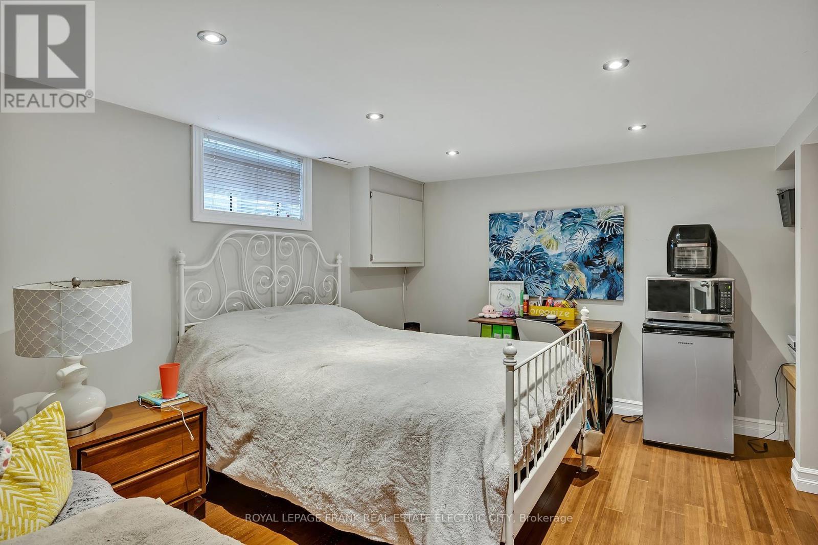 












179 ABERDEEN AVENUE

,
Peterborough North (South),




Ontario
K9H4W7

