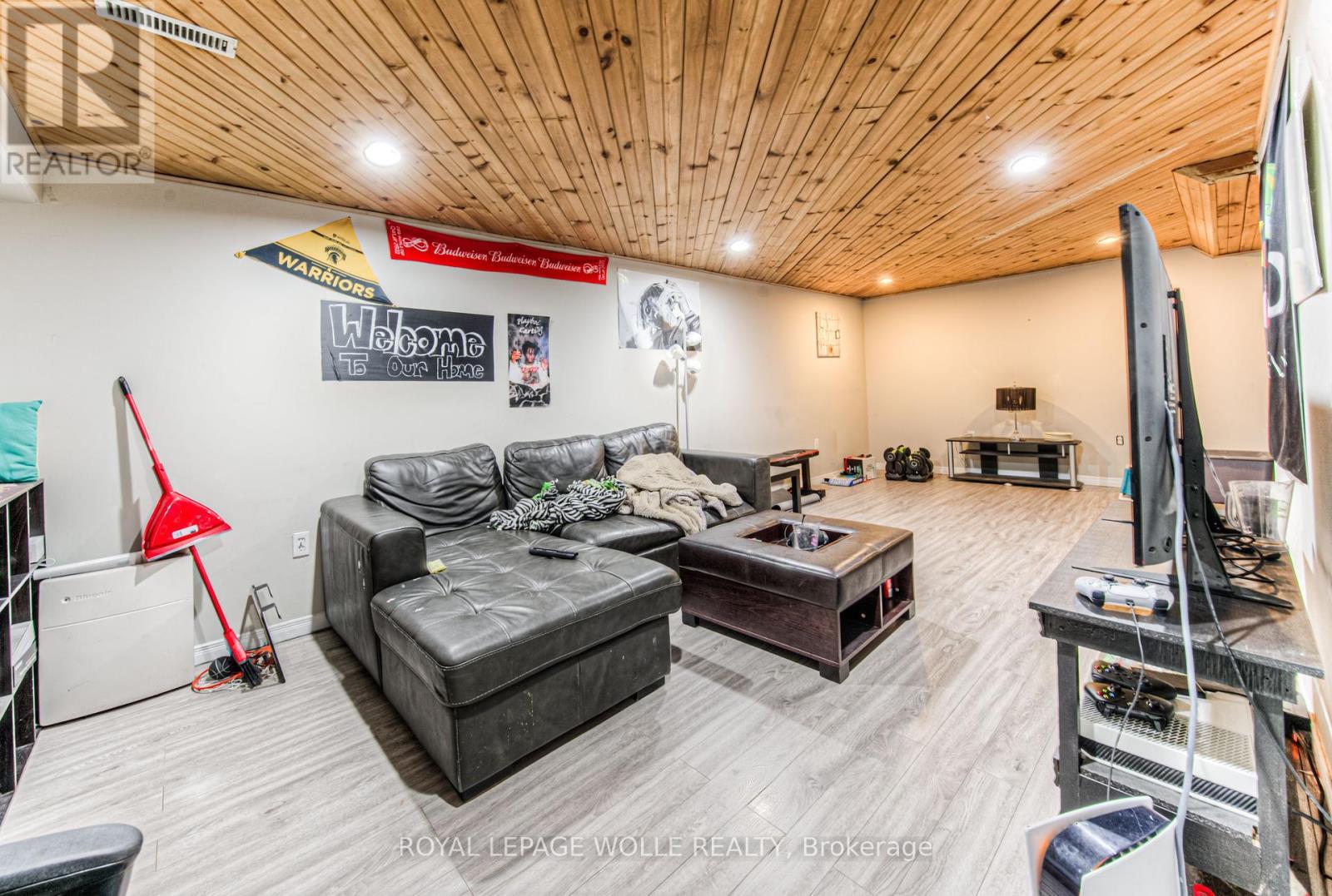 












9 - 121 UNIVERSITY AVENUE E

,
Waterloo,




Ontario
N2J4J1

