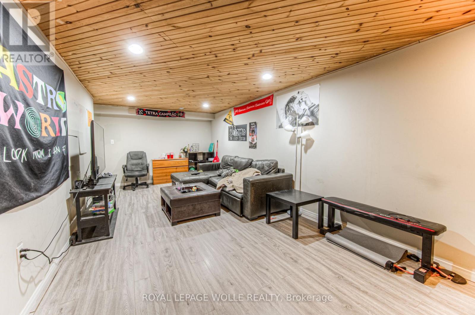 












9 - 121 UNIVERSITY AVENUE E

,
Waterloo,




Ontario
N2J4J1

