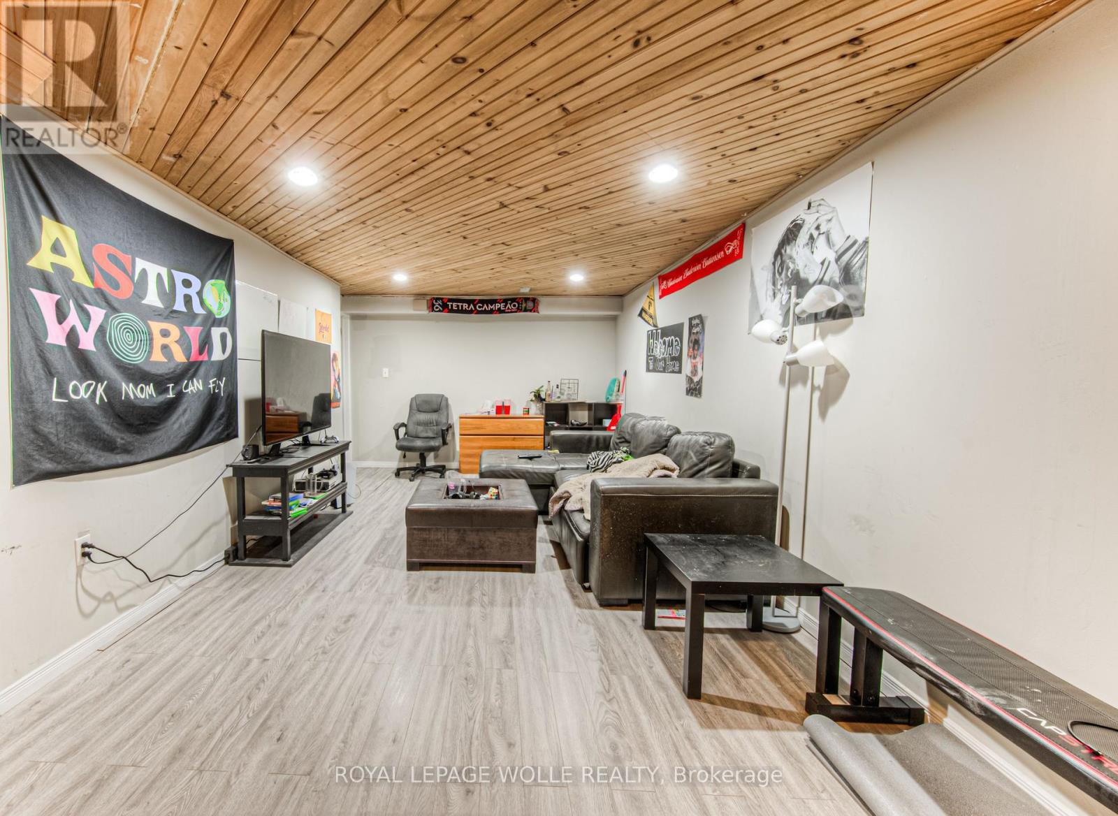 












9 - 121 UNIVERSITY AVENUE E

,
Waterloo,




Ontario
N2J4J1

