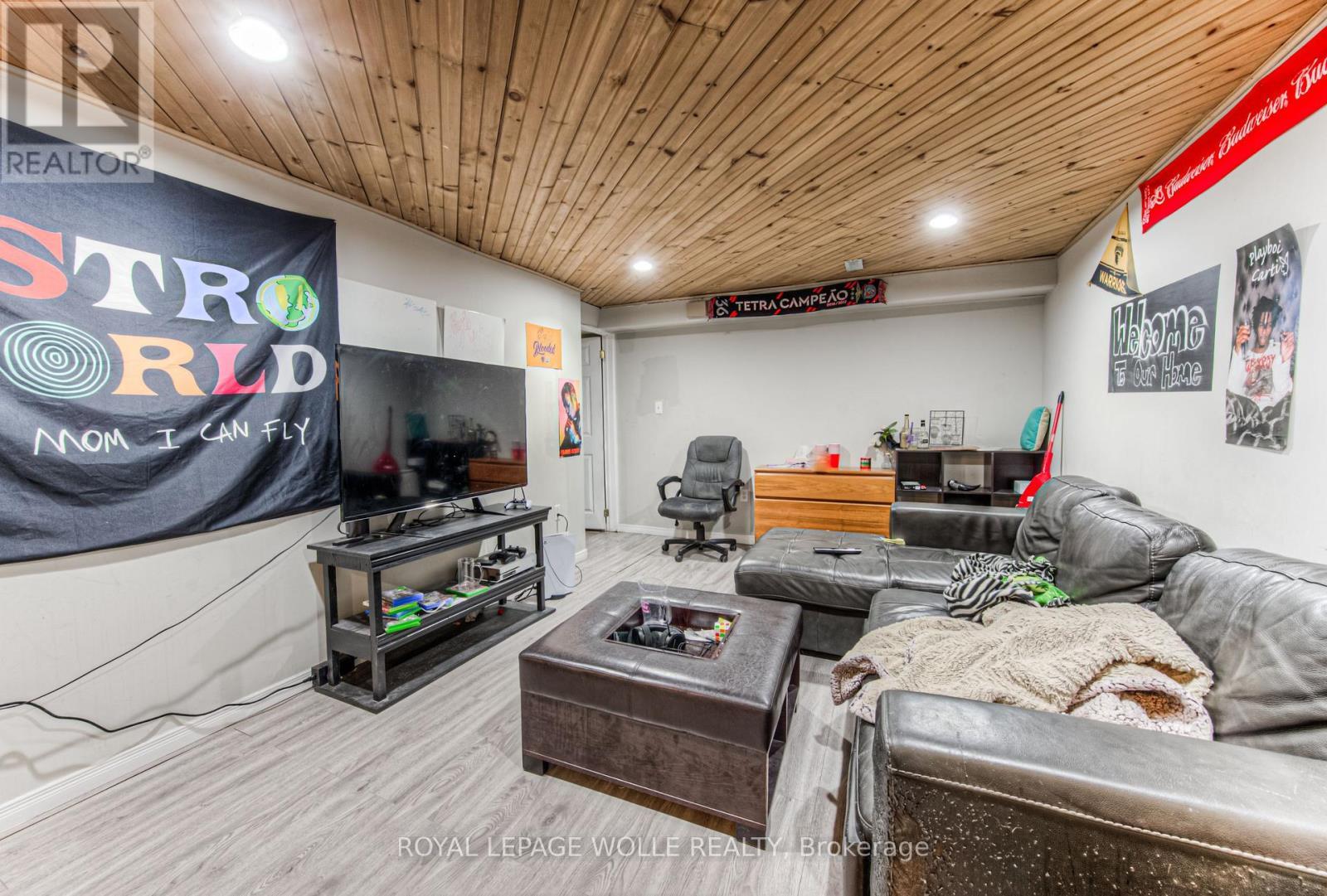 












9 - 121 UNIVERSITY AVENUE E

,
Waterloo,




Ontario
N2J4J1

