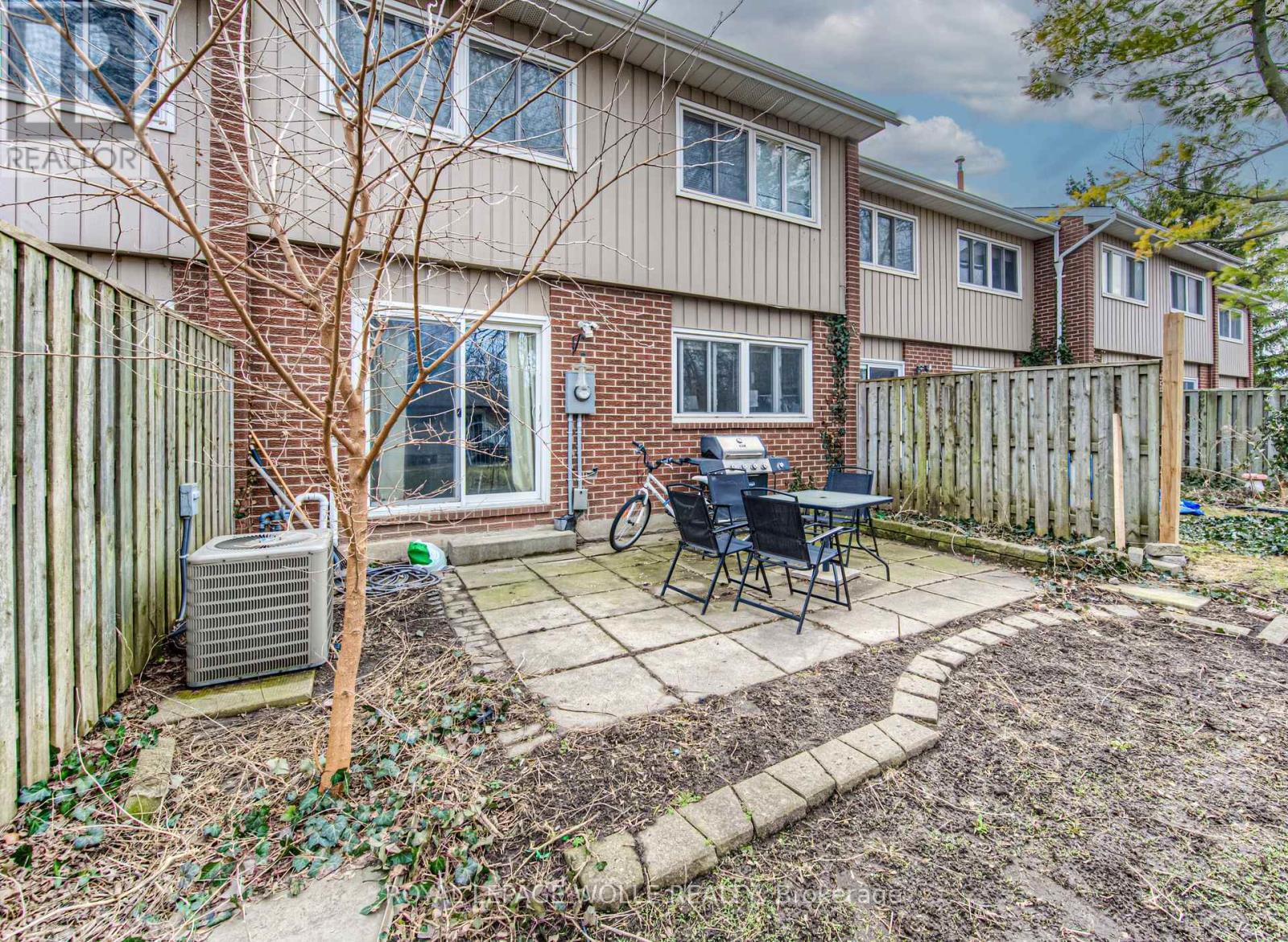 












9 - 121 UNIVERSITY AVENUE E

,
Waterloo,




Ontario
N2J4J1

