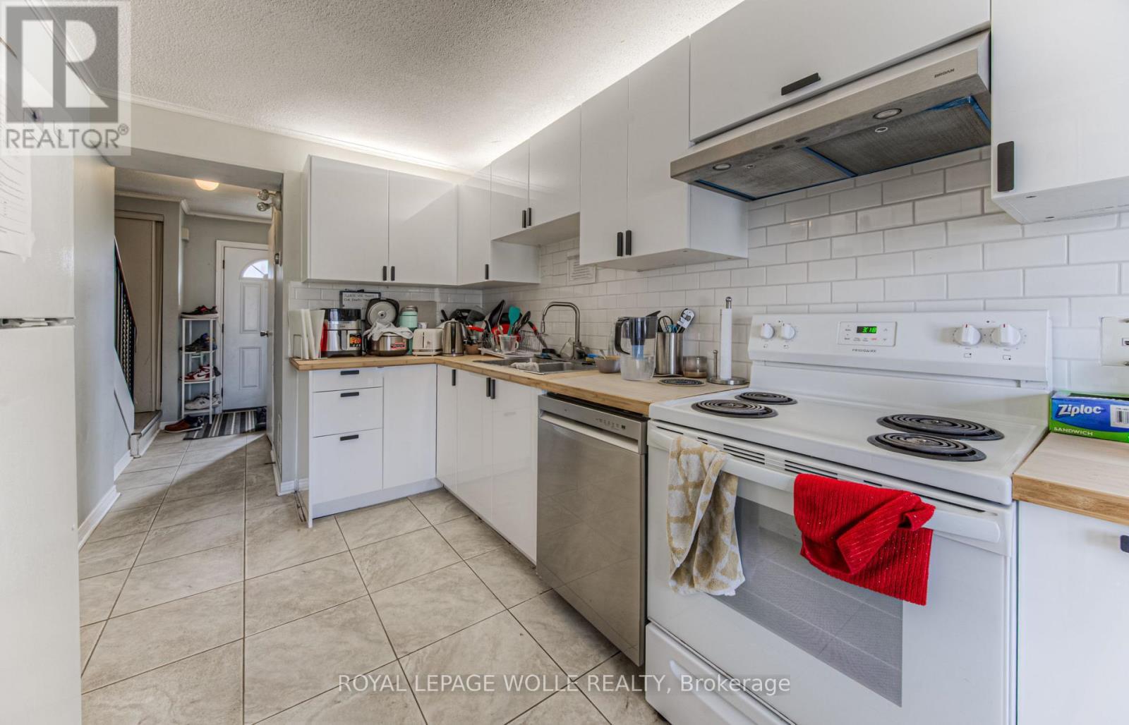 












9 - 121 UNIVERSITY AVENUE E

,
Waterloo,




Ontario
N2J4J1

