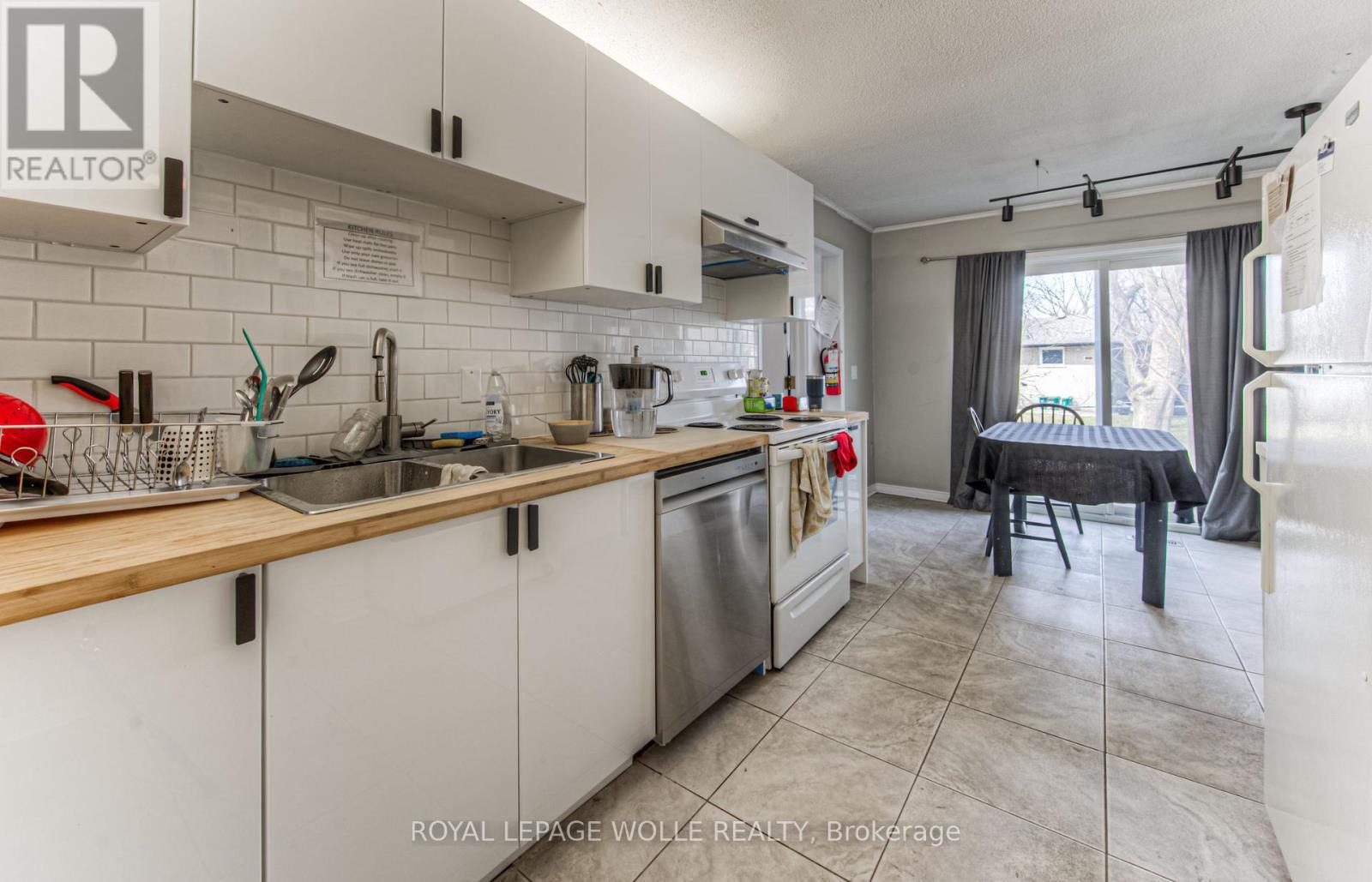 












9 - 121 UNIVERSITY AVENUE E

,
Waterloo,




Ontario
N2J4J1

