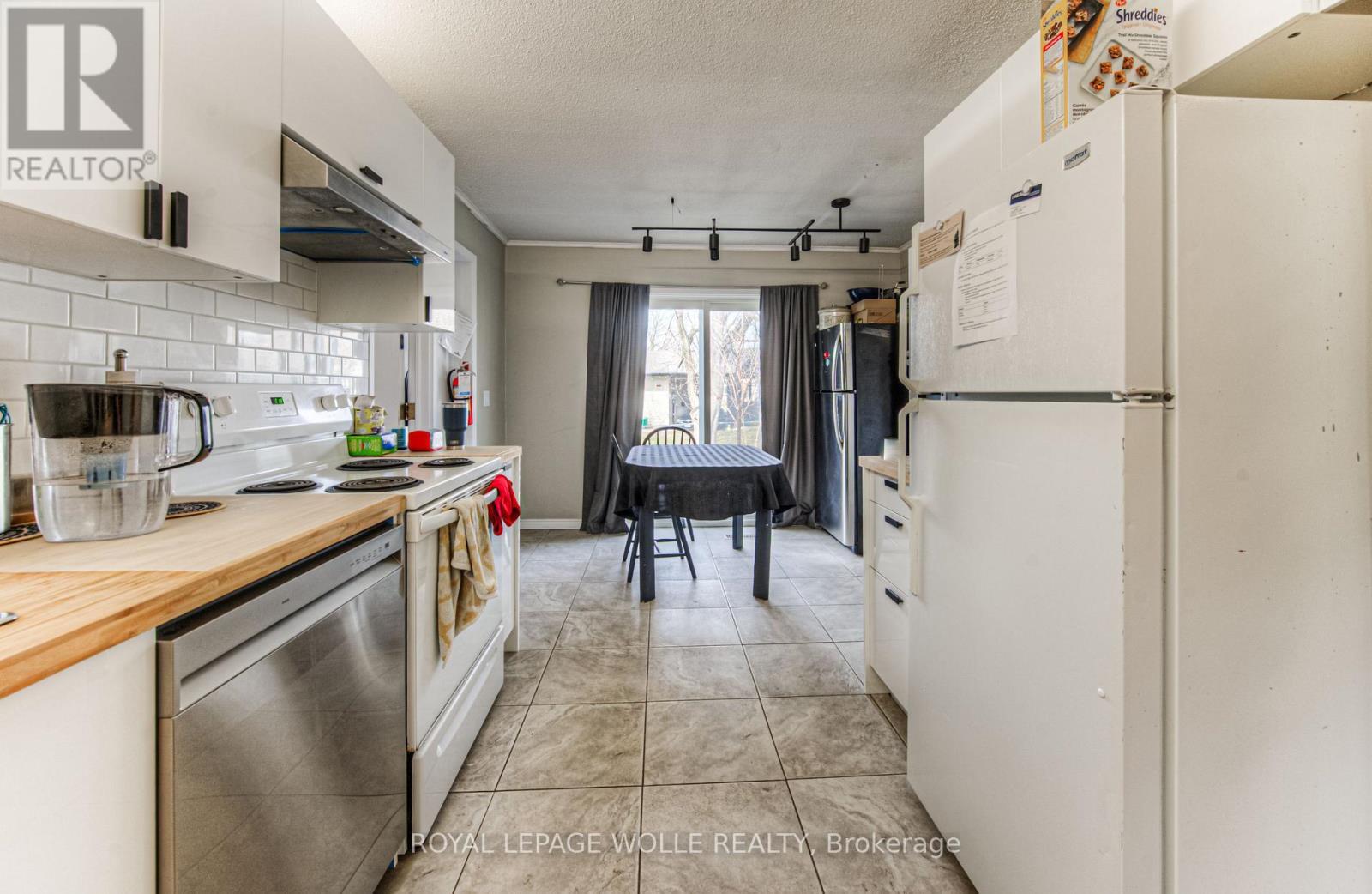 












9 - 121 UNIVERSITY AVENUE E

,
Waterloo,




Ontario
N2J4J1

