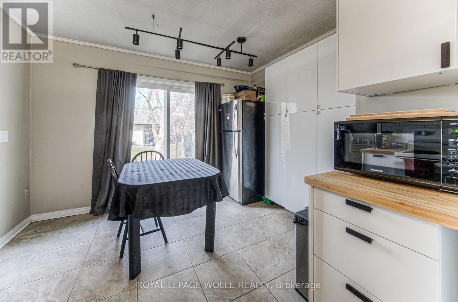 












9 - 121 UNIVERSITY AVENUE E

,
Waterloo,




Ontario
N2J4J1

