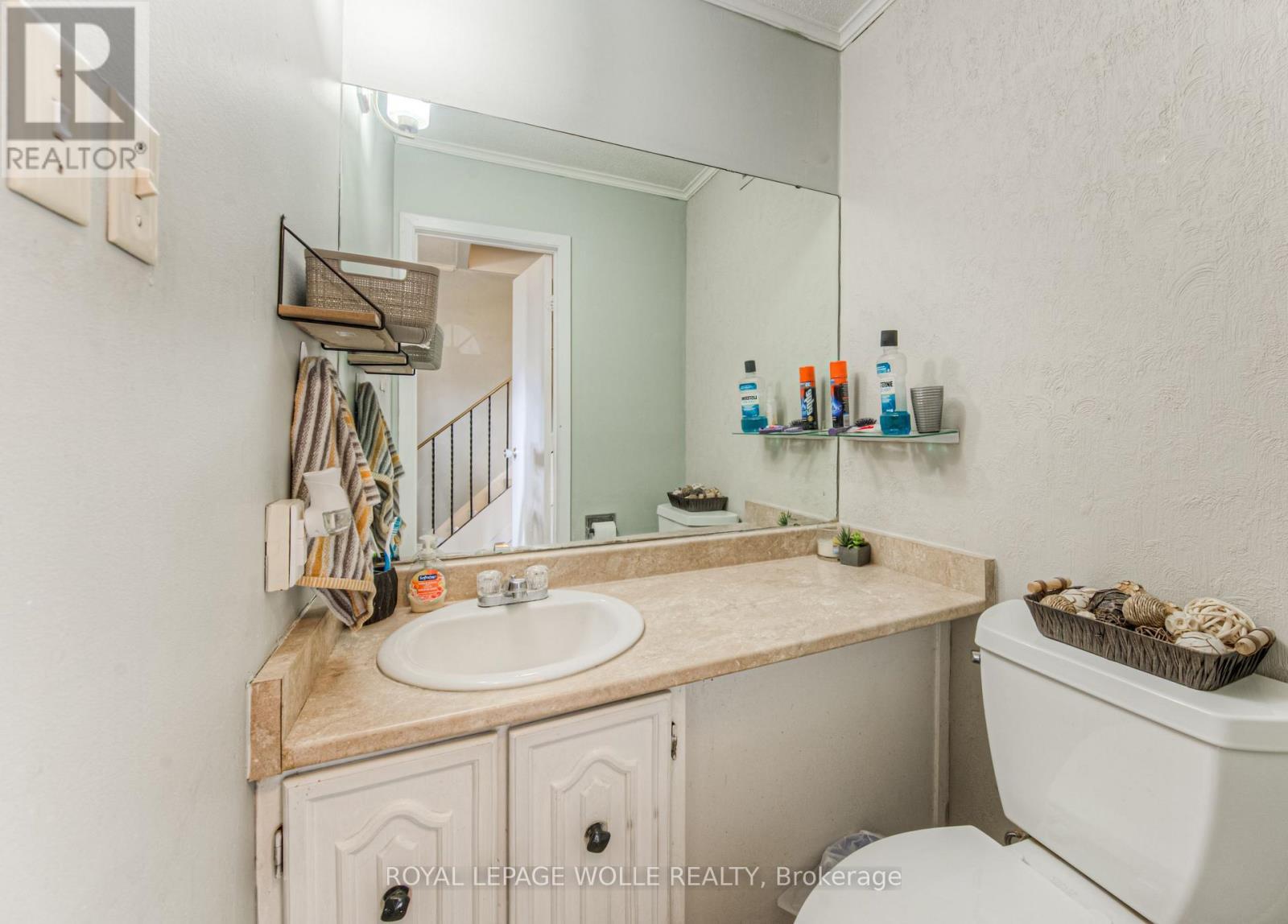 












9 - 121 UNIVERSITY AVENUE E

,
Waterloo,




Ontario
N2J4J1


