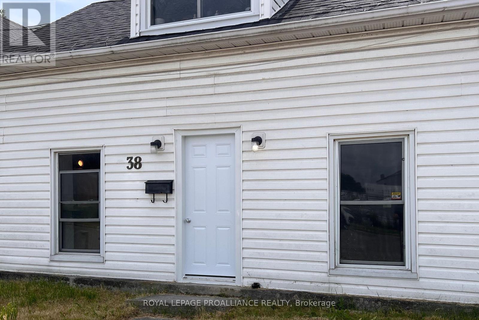 












38 STANLEY STREET

,
Quinte West (Trenton Ward),




Ontario
K8V4V2

